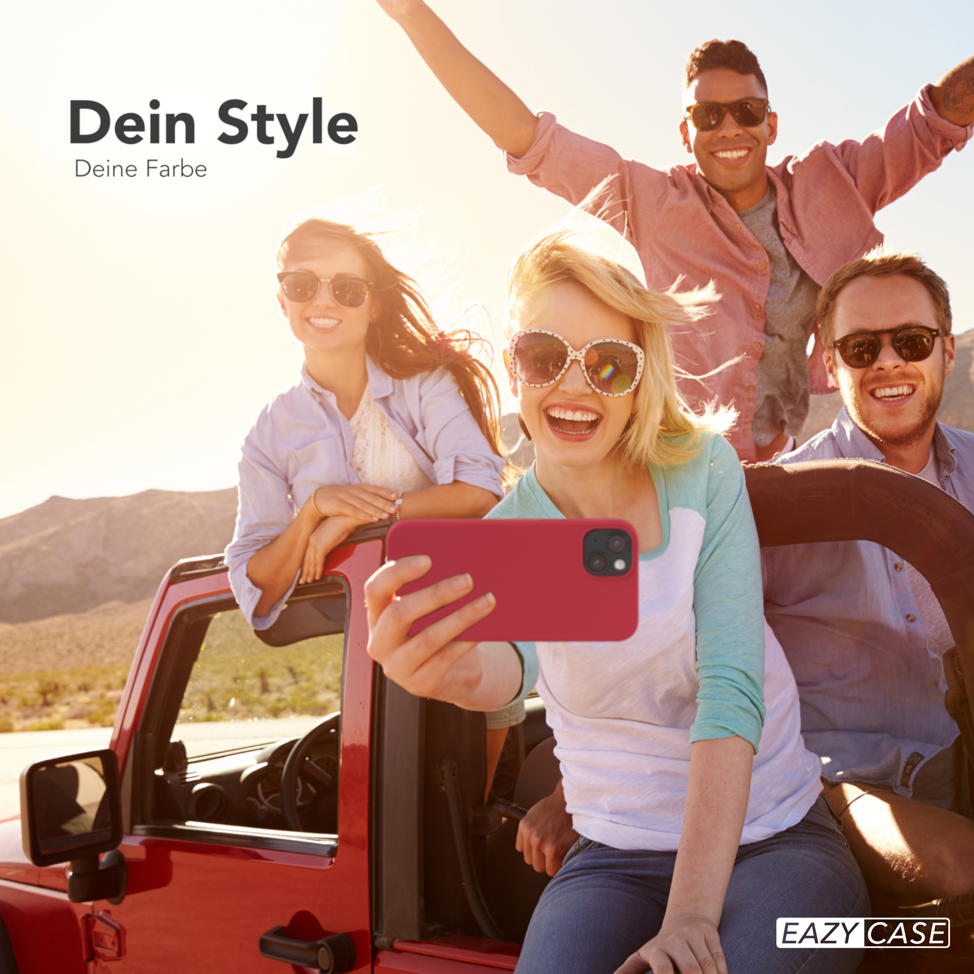 Vier Personen machen ein Selfie in einem roten Jeep. Die Frau vorne hält eine rote Handyhülle.