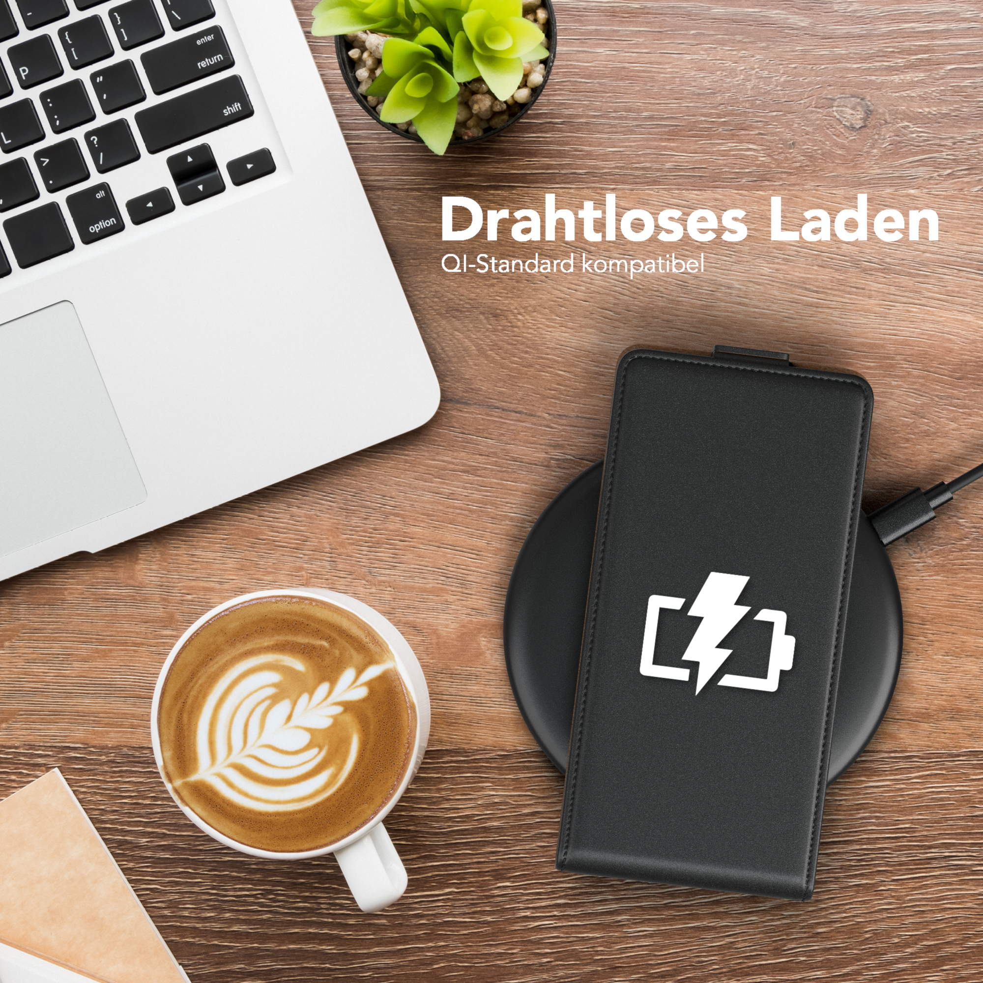 Telefon auf kabellosem Ladegerät, neben Kaffeetasse und Laptop. Text: Kabelloses Laden, QI-Standard kompatibel.