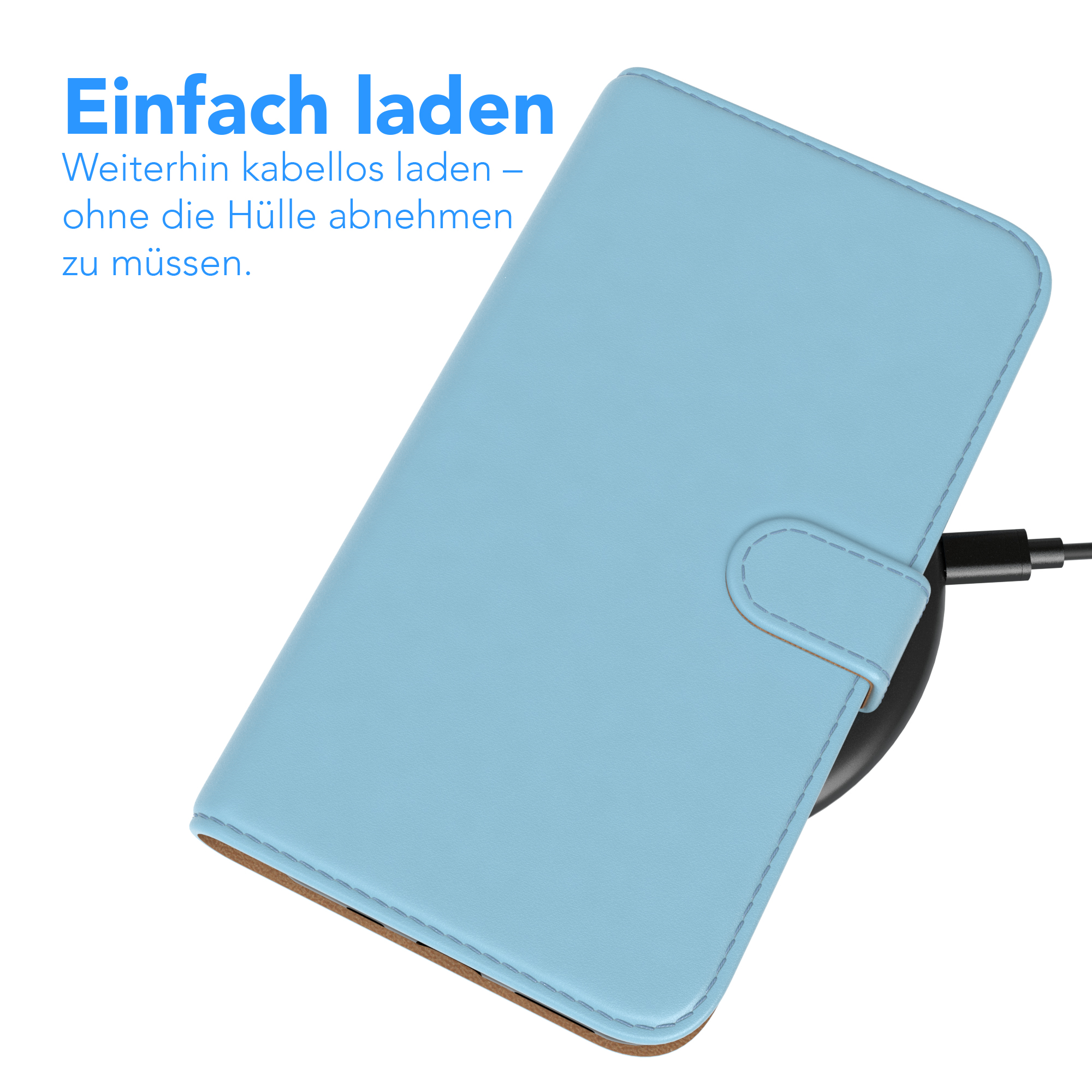 Eine blaue Handyhülle auf einem schwarzen kabellosen Ladegerät. Die Handyhülle ist offen, das Ladegerät hat ein Kabel.