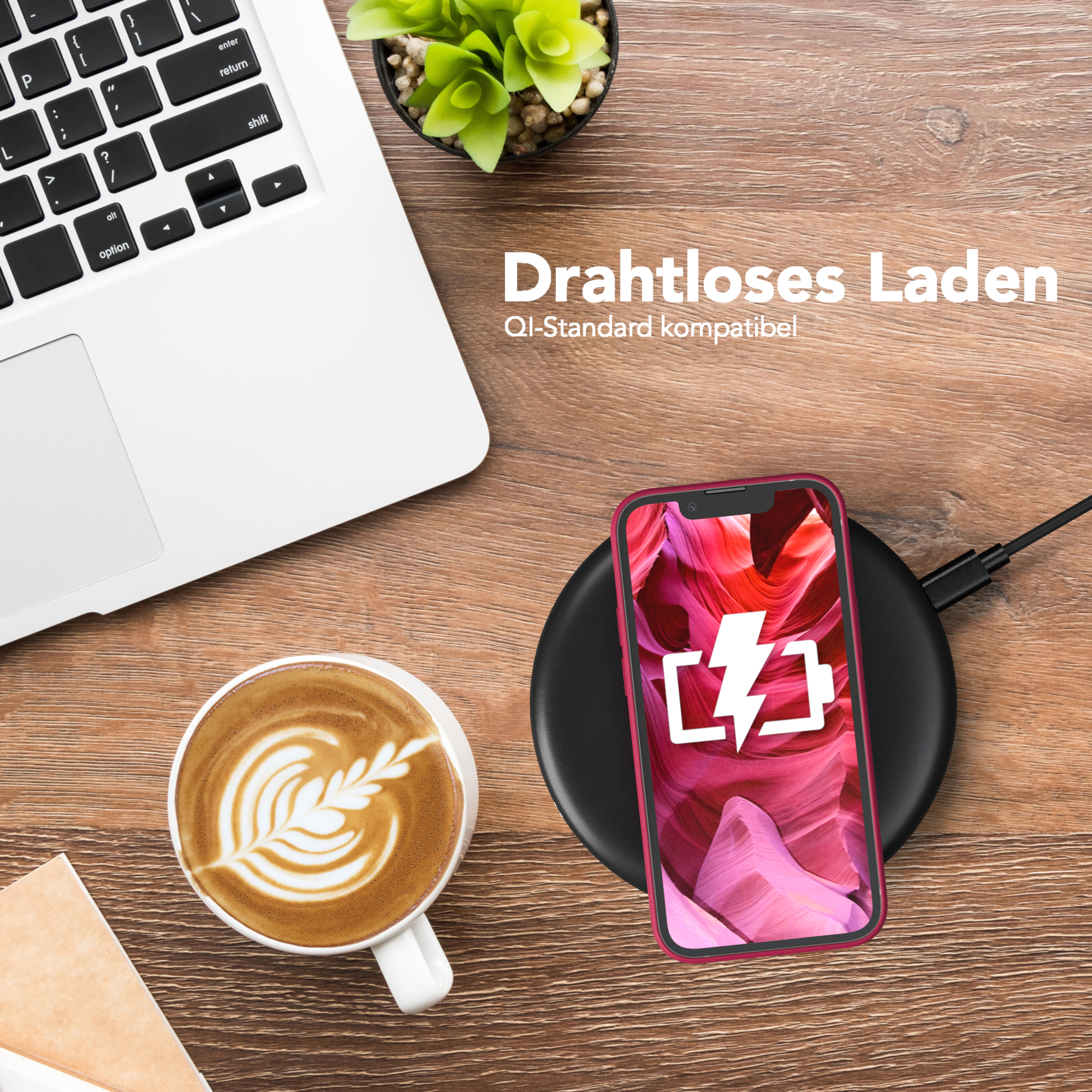 Ein Telefon, das auf einem kabellosen Ladegerät auf einer Holzoberfläche geladen wird, mit Kaffee und Laptop.
