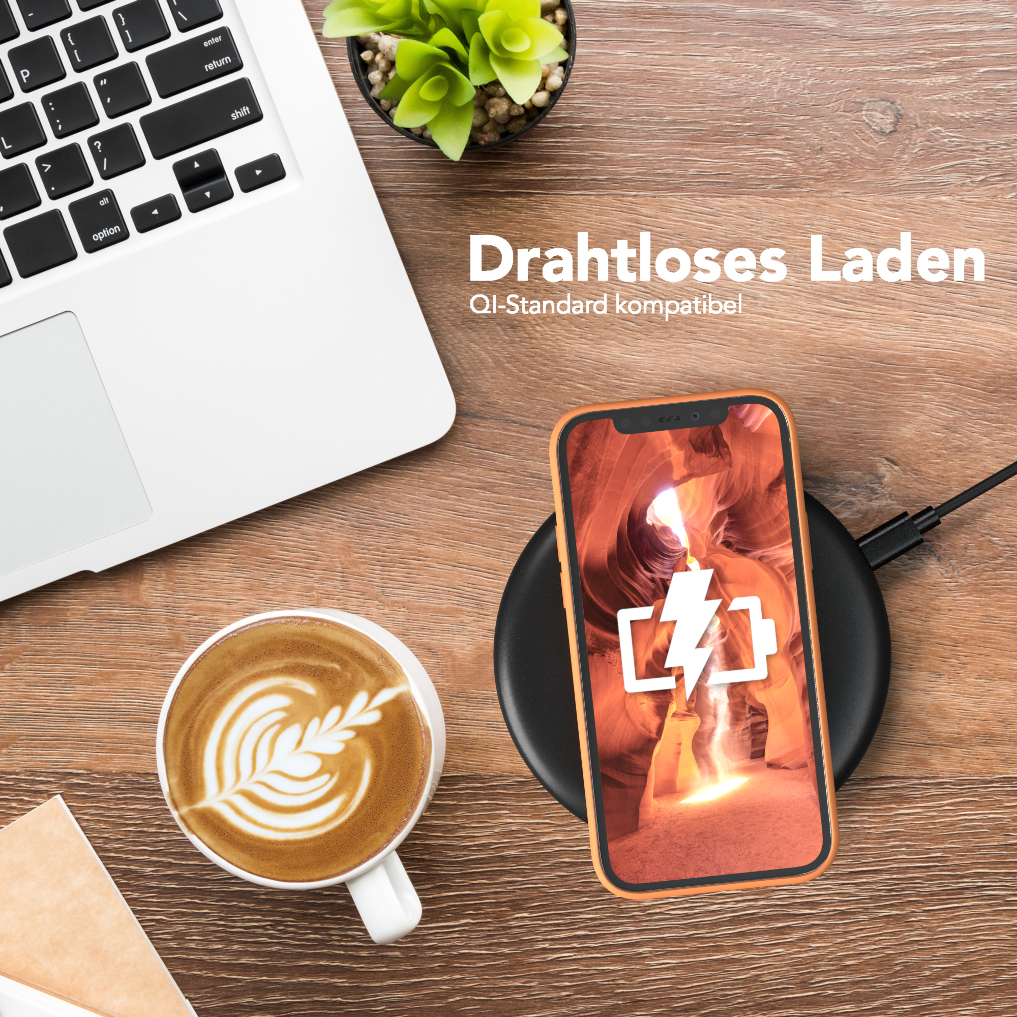 Telefon auf kabellosem Ladegerät, mit Kaffeetasse und Laptop im Hintergrund.