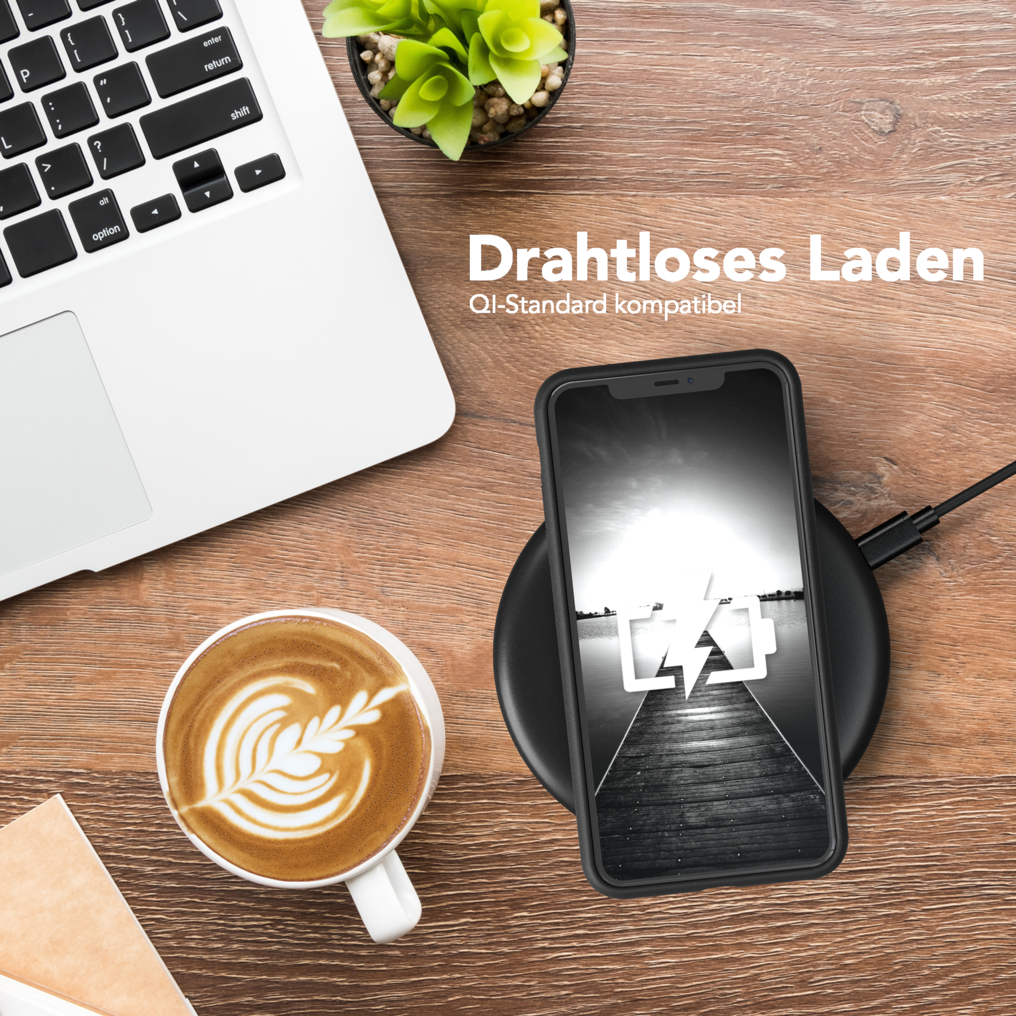 Laptop, Tasse Kaffee und Telefon, das auf einem kabellosen Ladegerät geladen wird. Weißer Text: Kabelloses Laden.