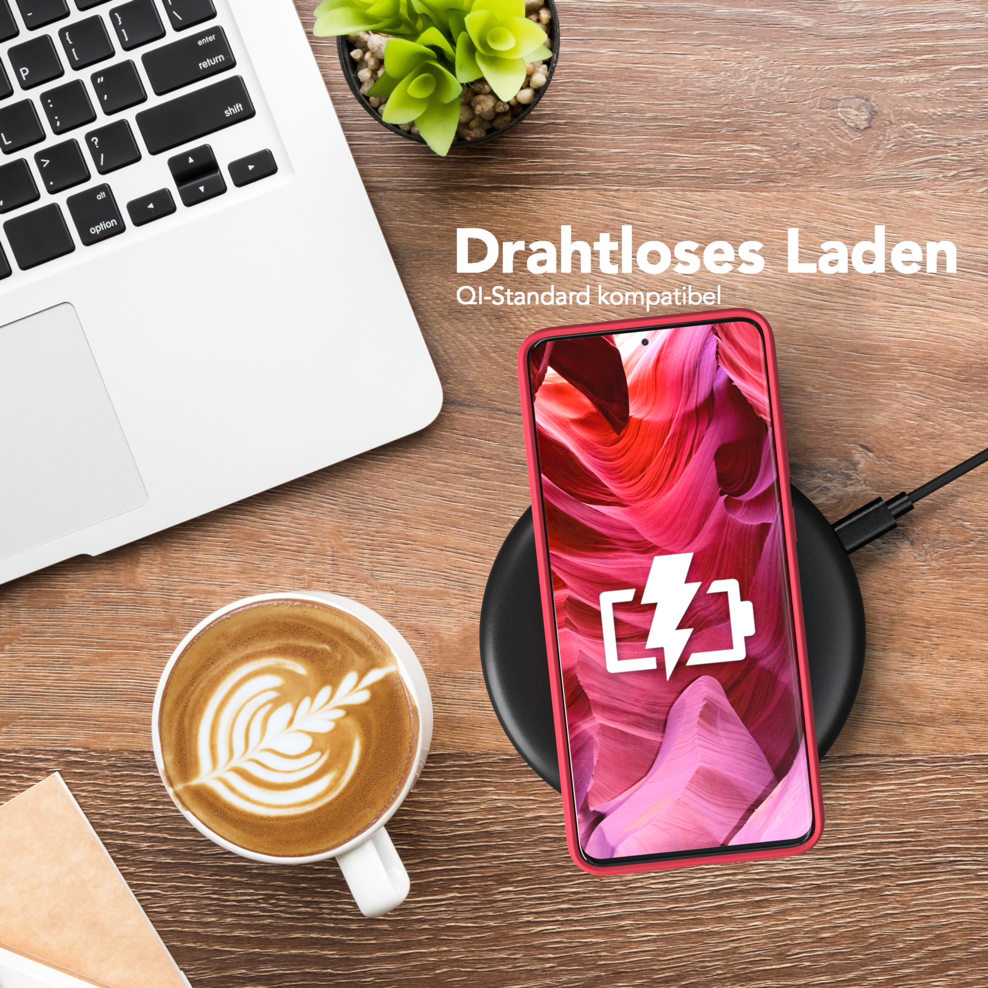 Laptop, Kaffee, Telefon wird geladen. Telefon hat eine rote Hülle und ein Ladesymbol.