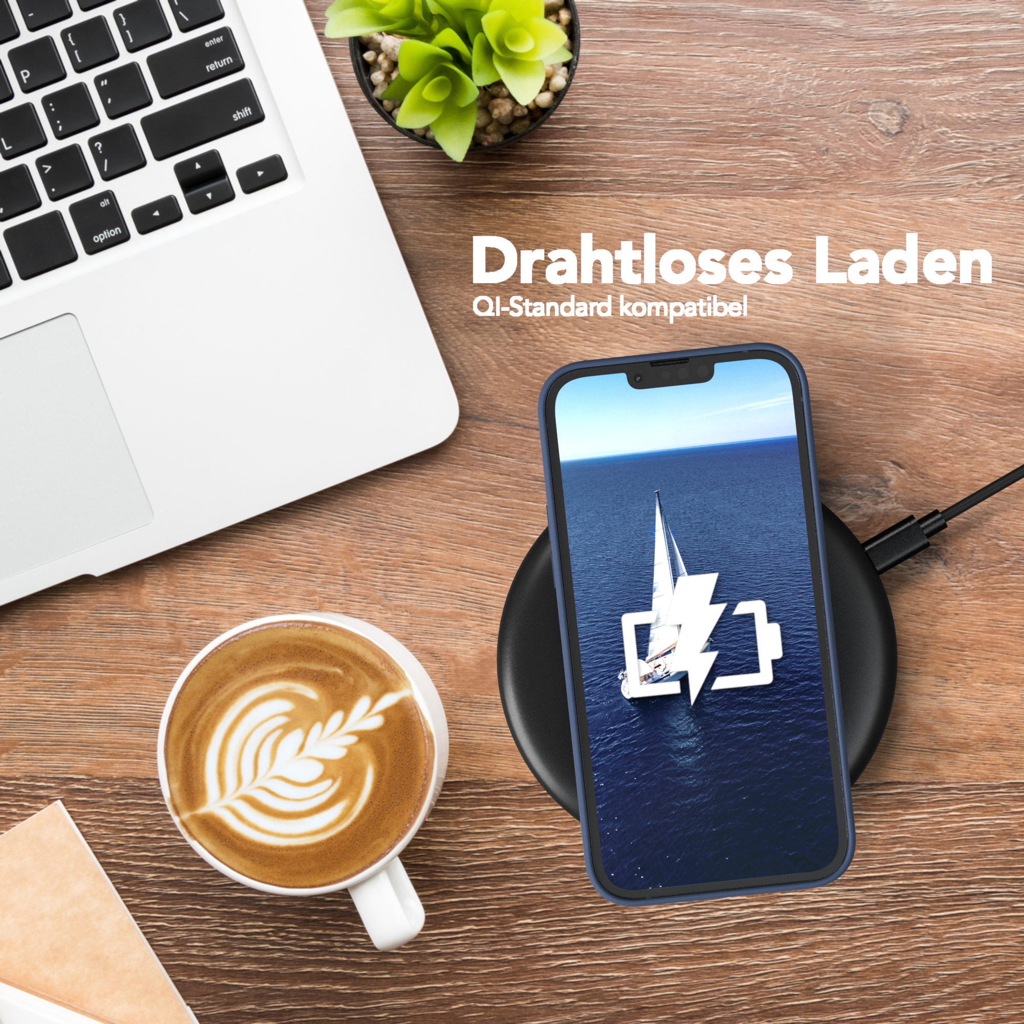 Telefon mit blauer Hülle auf kabellosem Ladegerät, Kaffee, Laptop auf Holztisch.