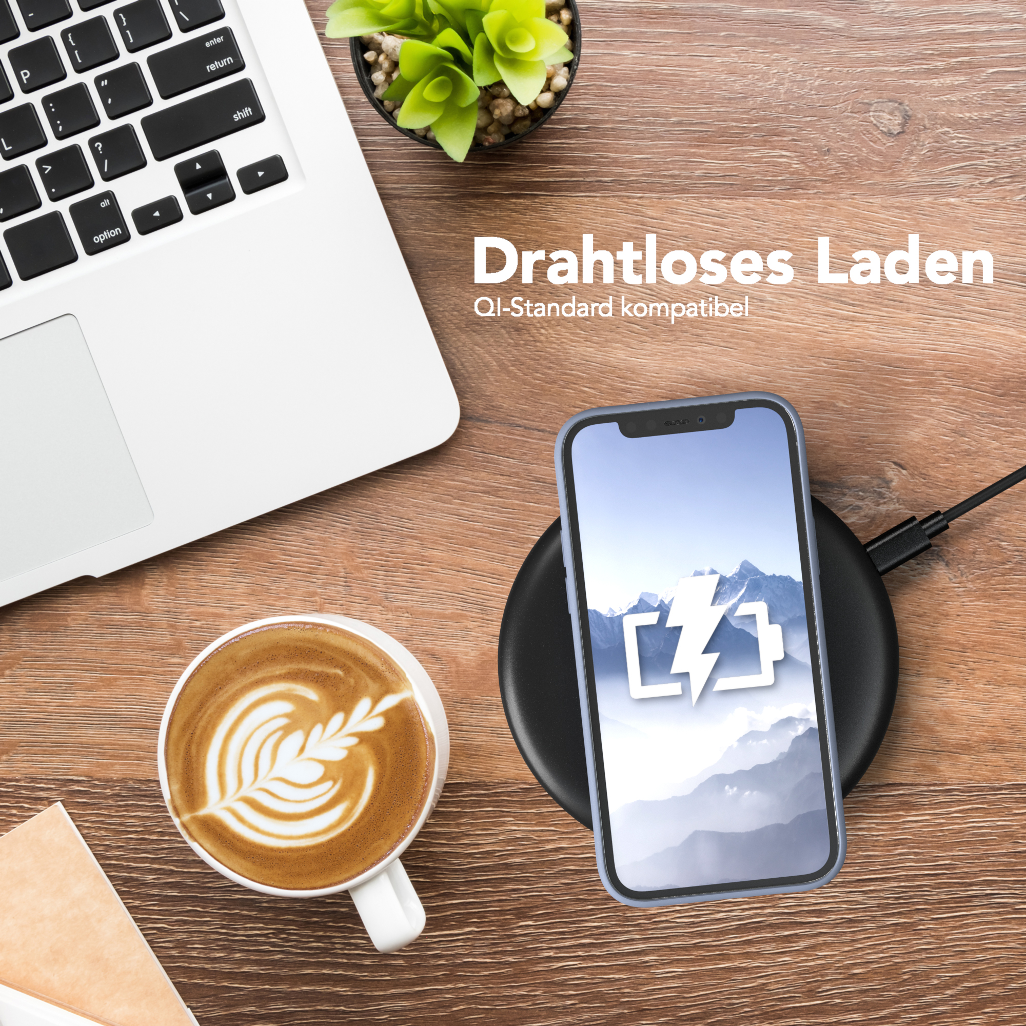 Telefon auf Ladepad, mit Laptop und Kaffee. Text: Kabelloses Laden.
