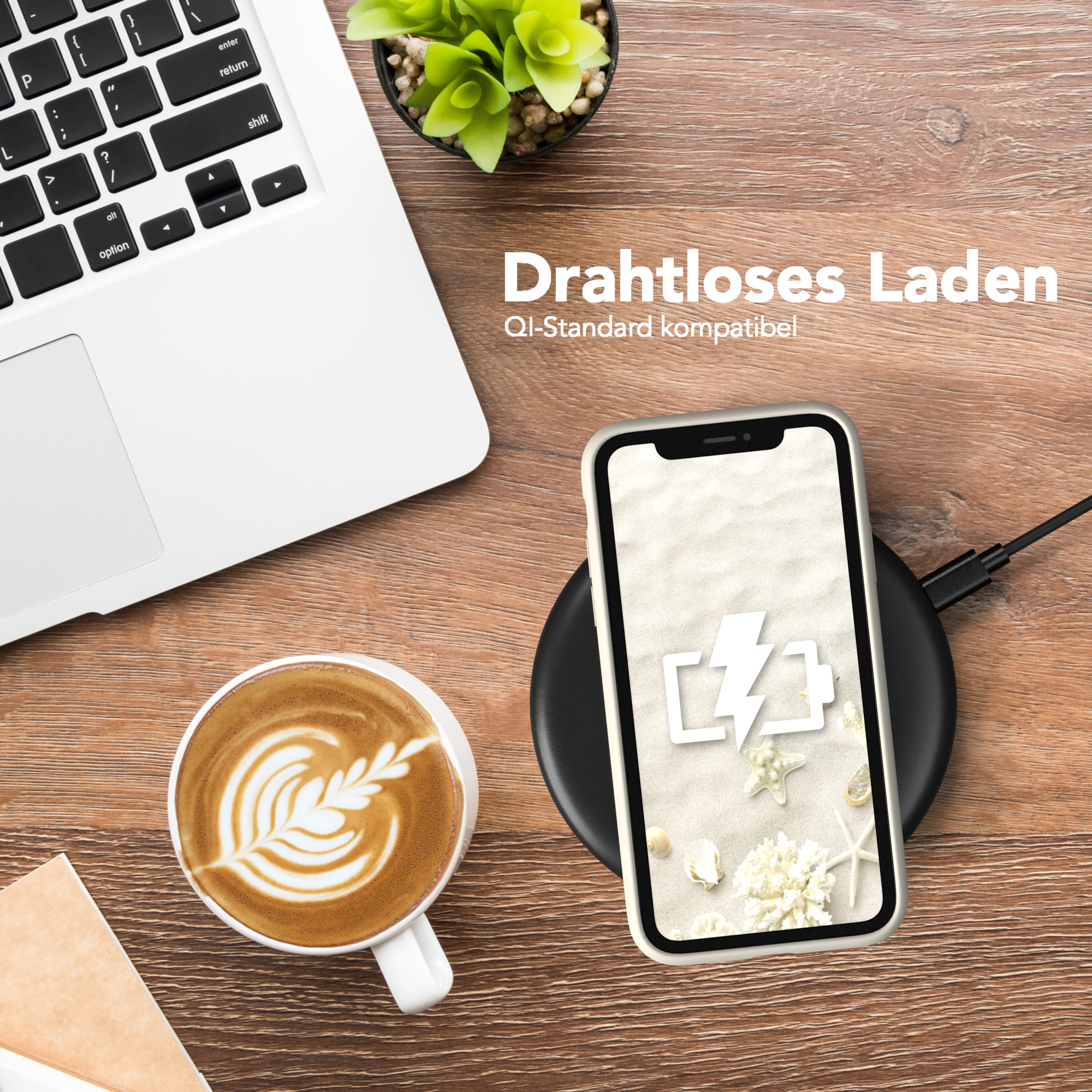 Ein Telefon, das auf einem kabellosen Ladegerät auf einem Holztisch geladen wird. Kaffee und Laptop sind in der Nähe.