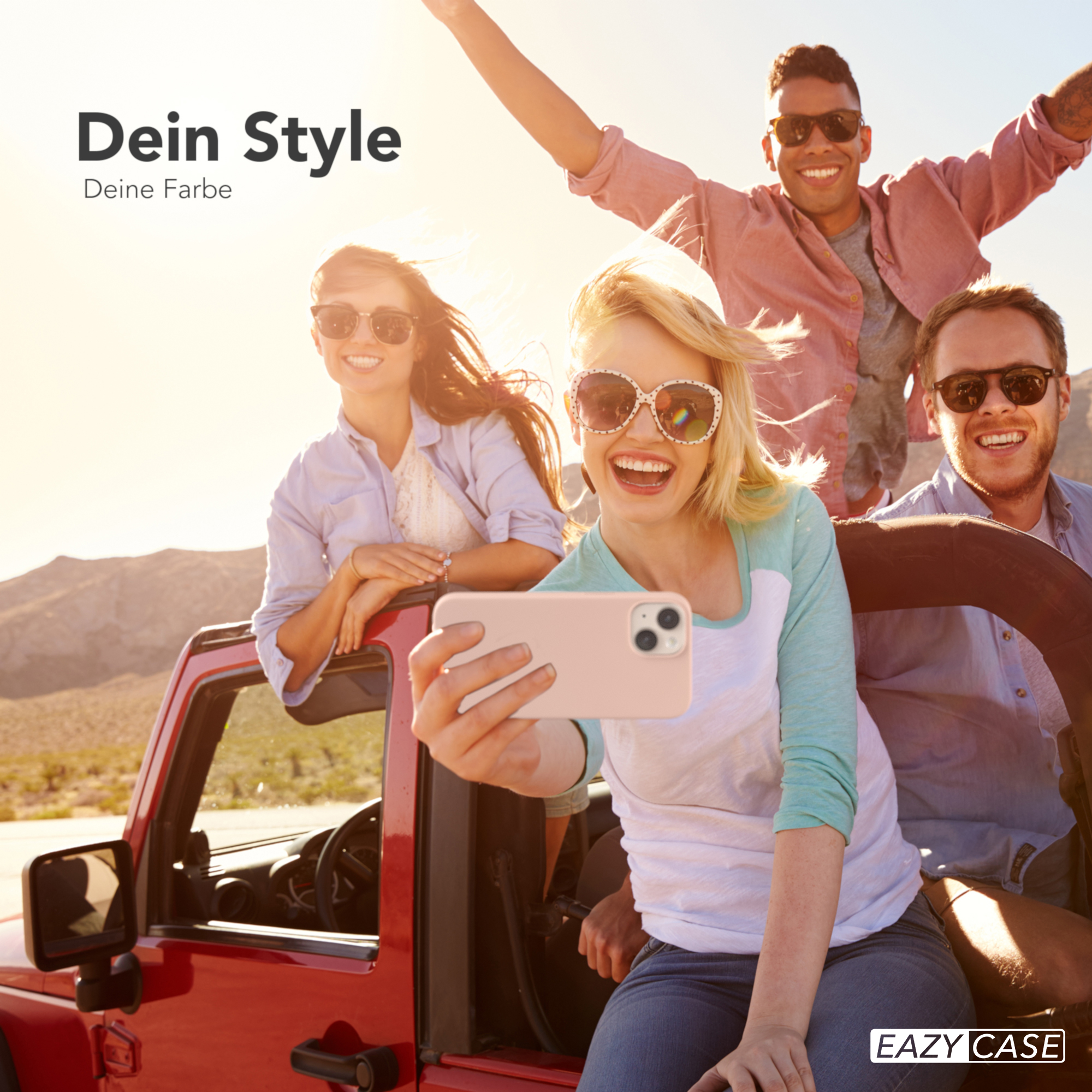 Vier Personen in einem roten Auto machen ein Selfie. Sie tragen Sonnenbrillen und lächeln.