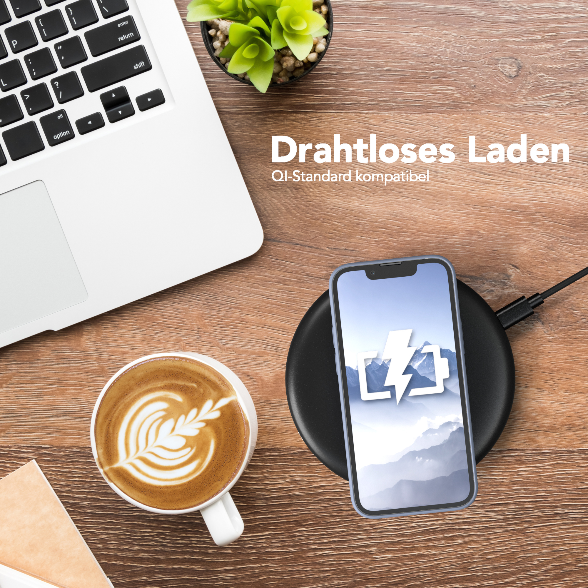 Handy lädt auf kabellosem Pad, Kaffee, Laptop, Pflanze. Handy in blauem Case. Text: Kabelloses Laden. Qi-Standard.