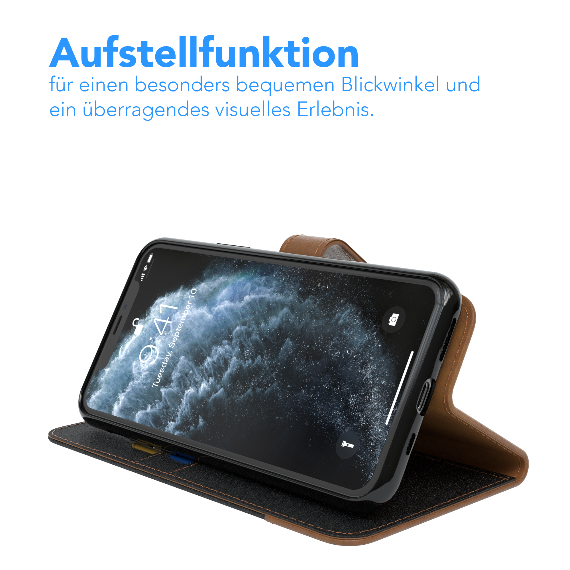 Ein schwarzes Telefon in einer braunen Handyhülle steht aufrecht. Das Telefon zeigt einen Bildschirm mit Uhr.
