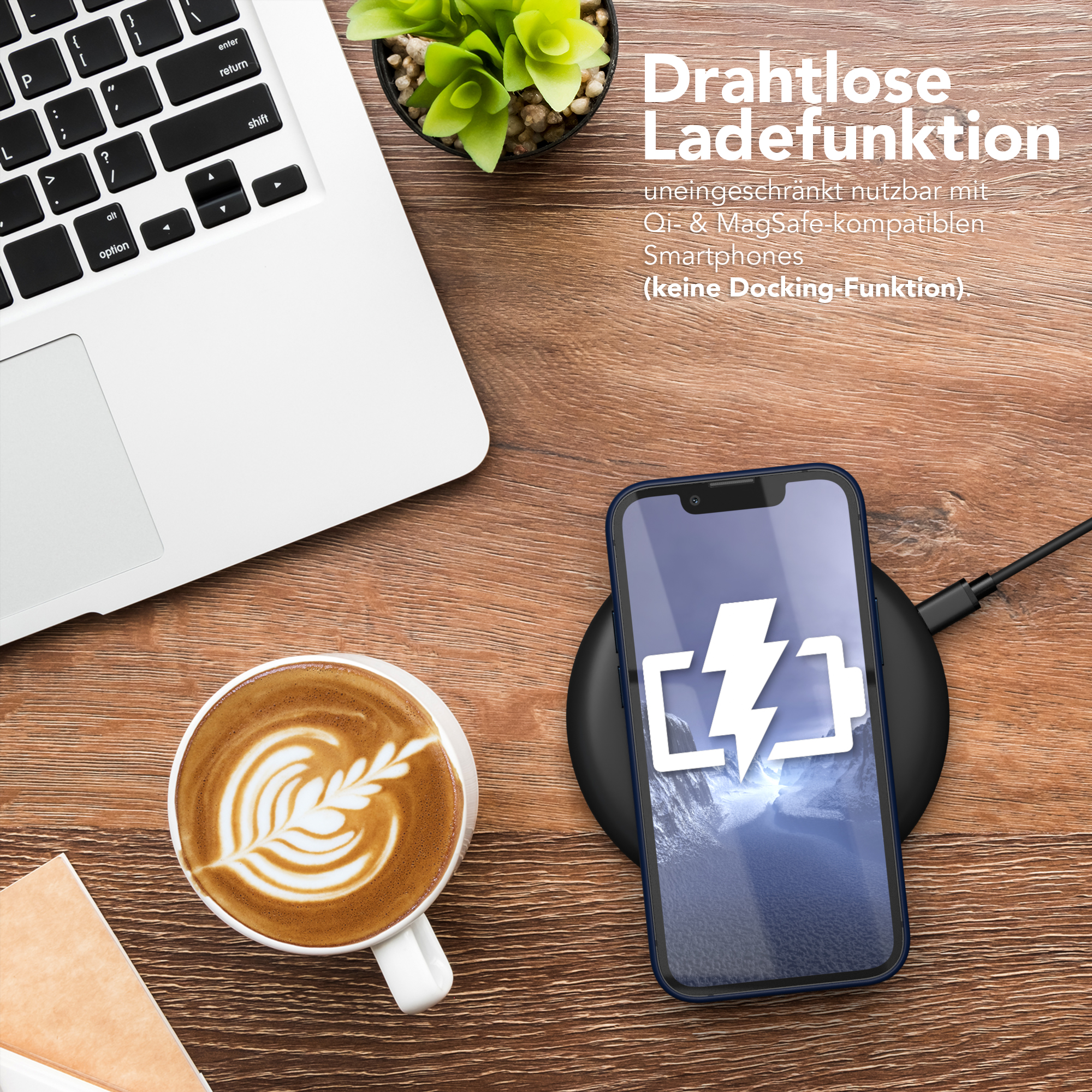 Telefon lädt kabellos. Laptop, Kaffee und Telefon auf einem Holztisch.