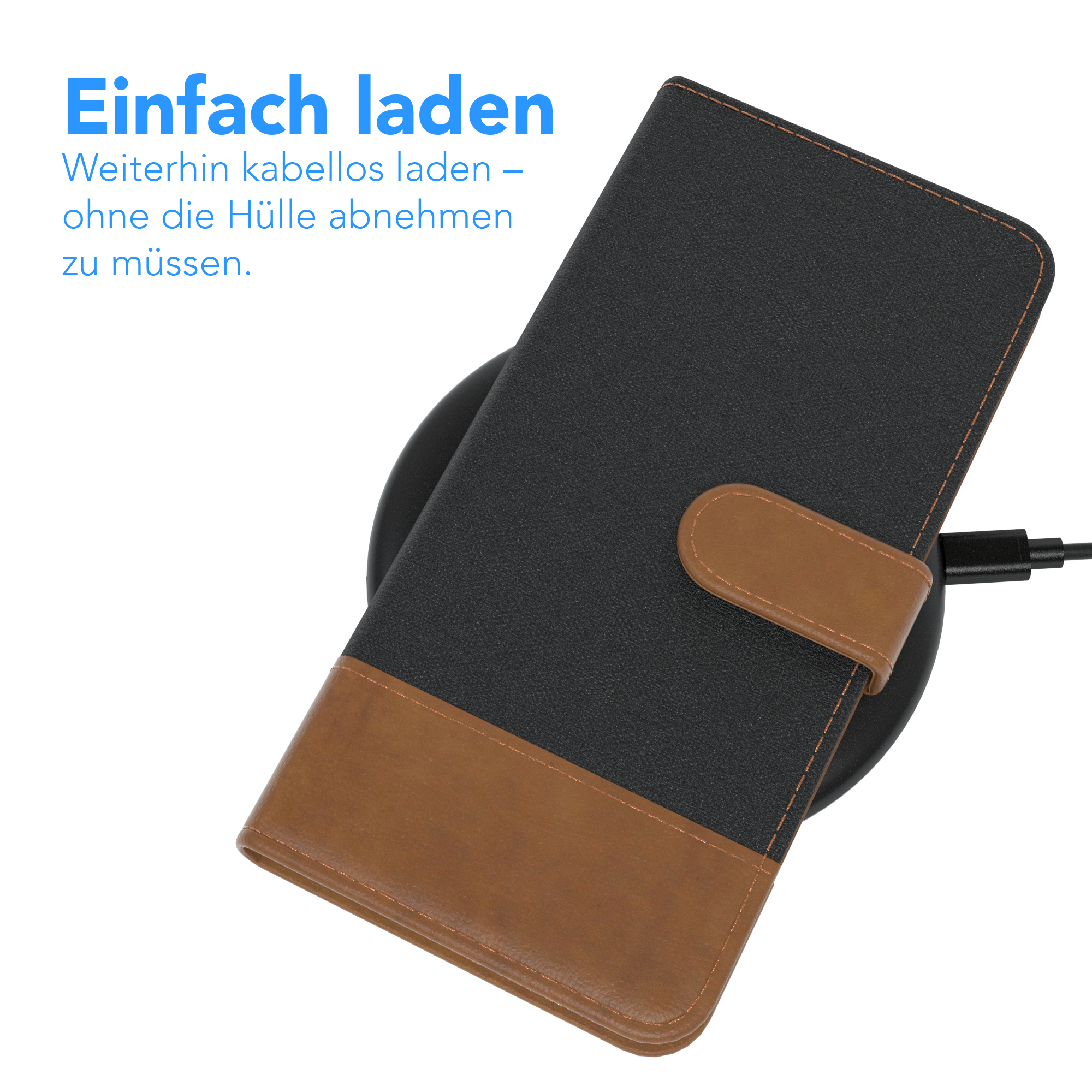 Schwarze und braune Handyhülle auf einem kabellosen Ladegerät, mit einem daran angeschlossenen Kabel.