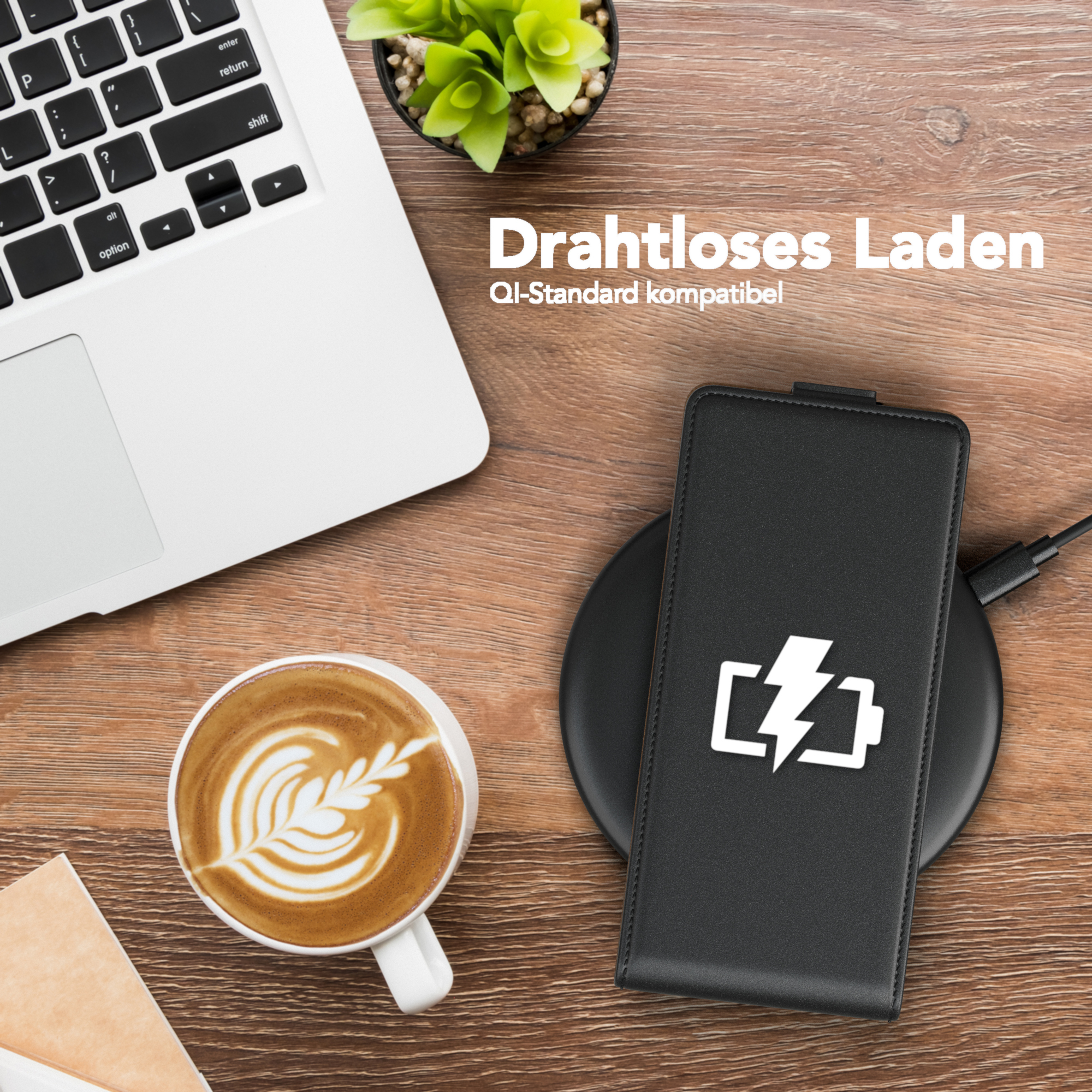 Telefon auf Ladepad, mit Laptop und Kaffee. Text: Kabelloses Laden.
