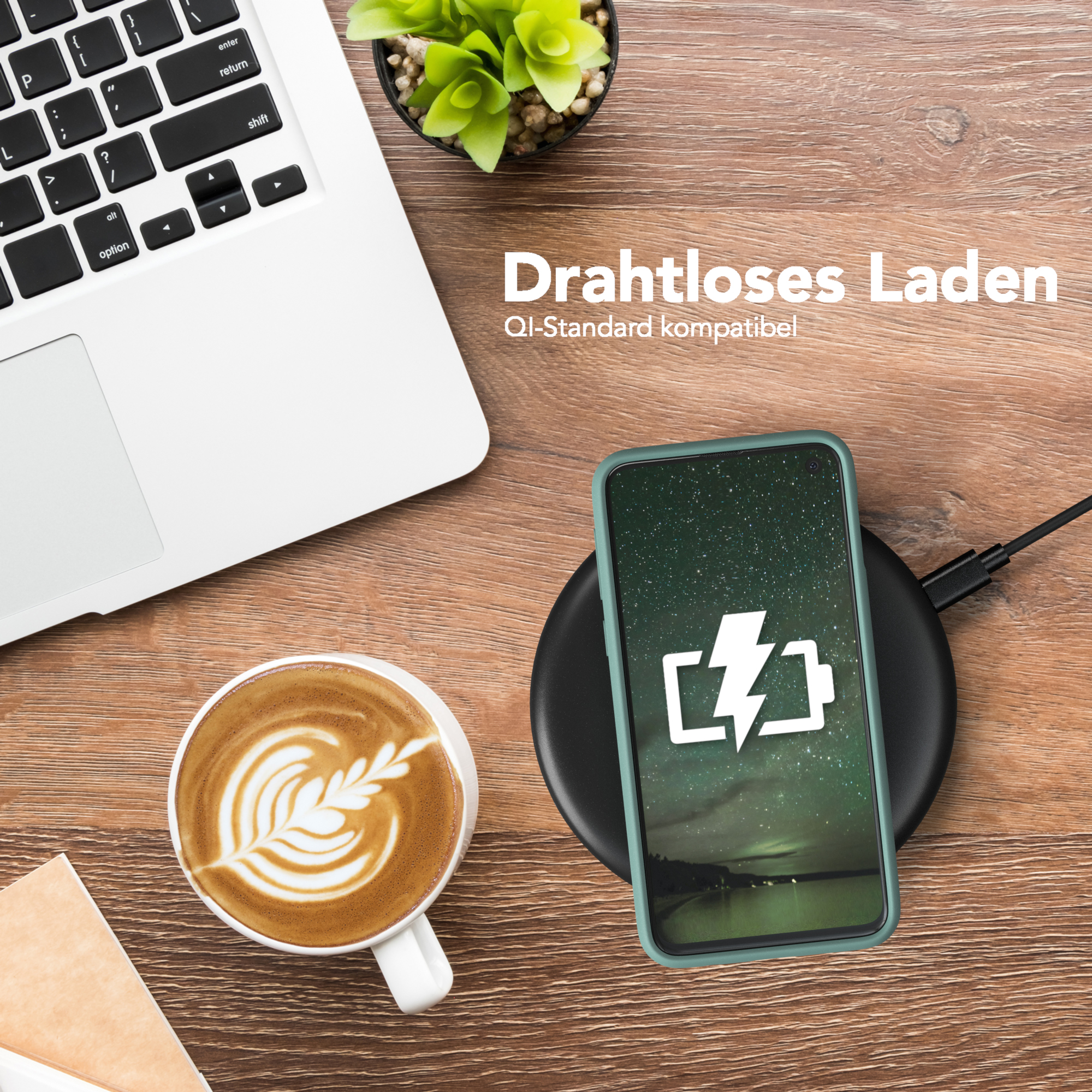 Ein Telefon auf einem kabellosen Ladegerät, mit einem Laptop und einer Kaffeetasse auf einem Holztisch.
