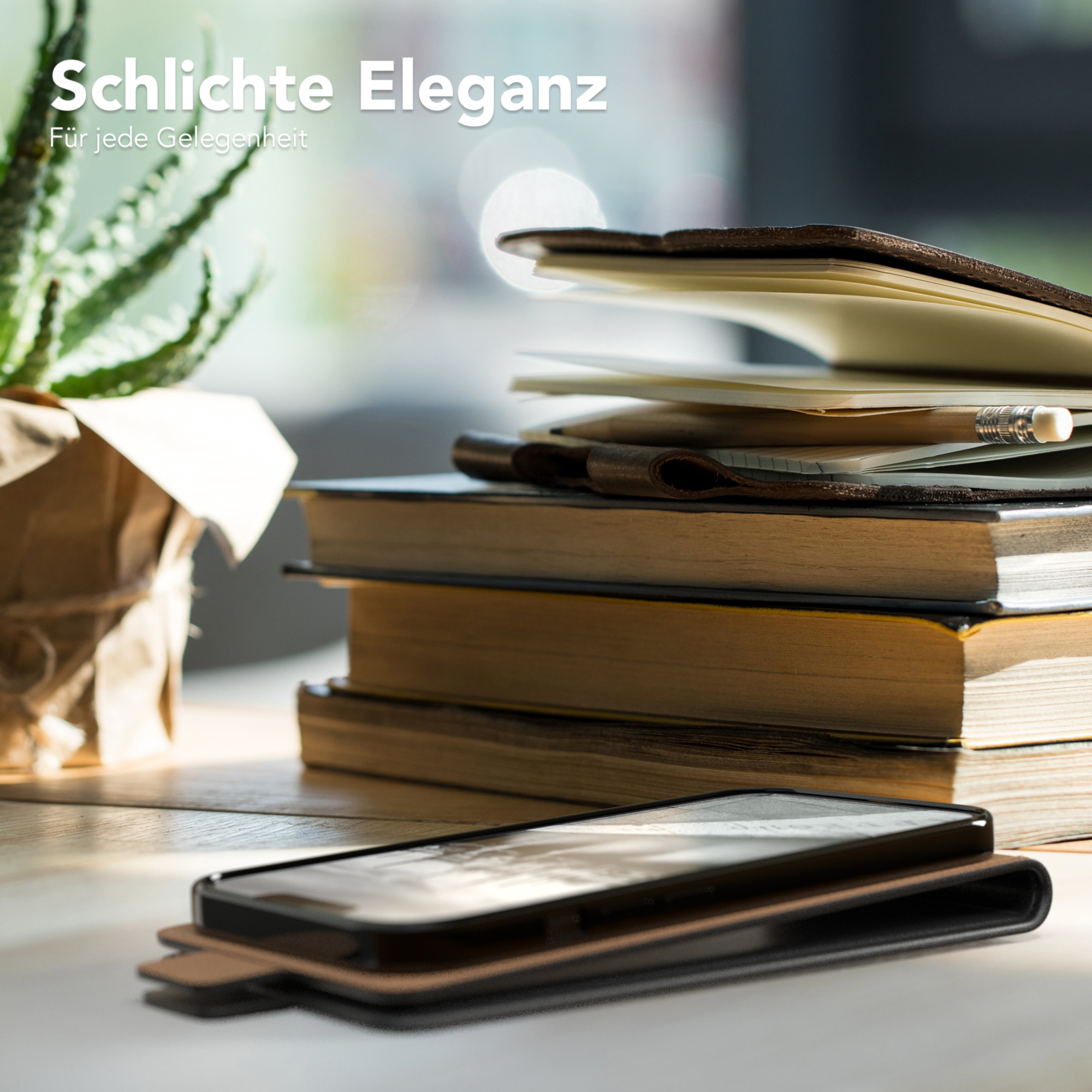 Telefon und Hülle auf einem Tisch neben Büchern und Pflanze. Text: 'Schlichte Eleganz'.