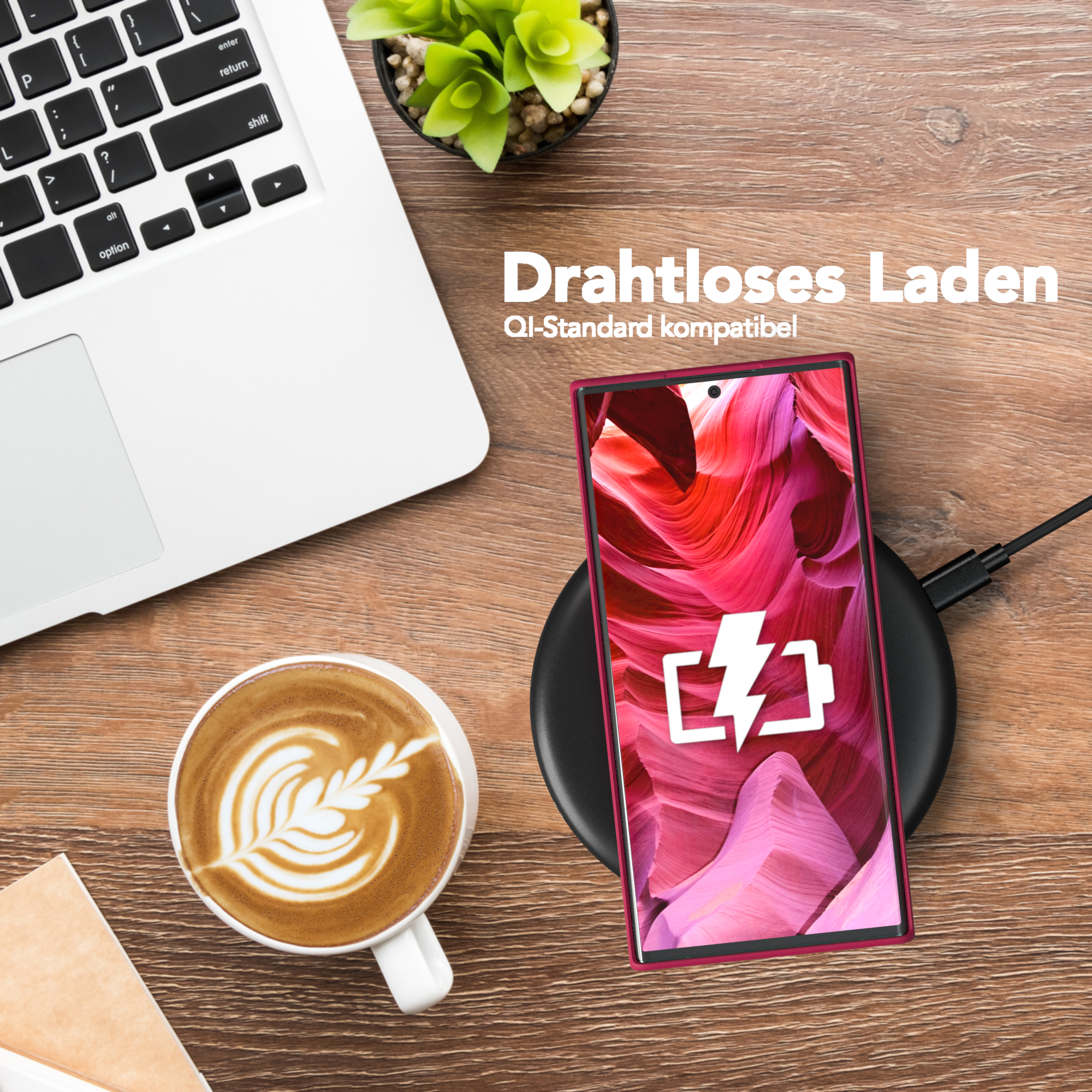 Ein Telefon auf einem kabellosen Ladegerät, eine Tasse Kaffee auf einem Holztisch.