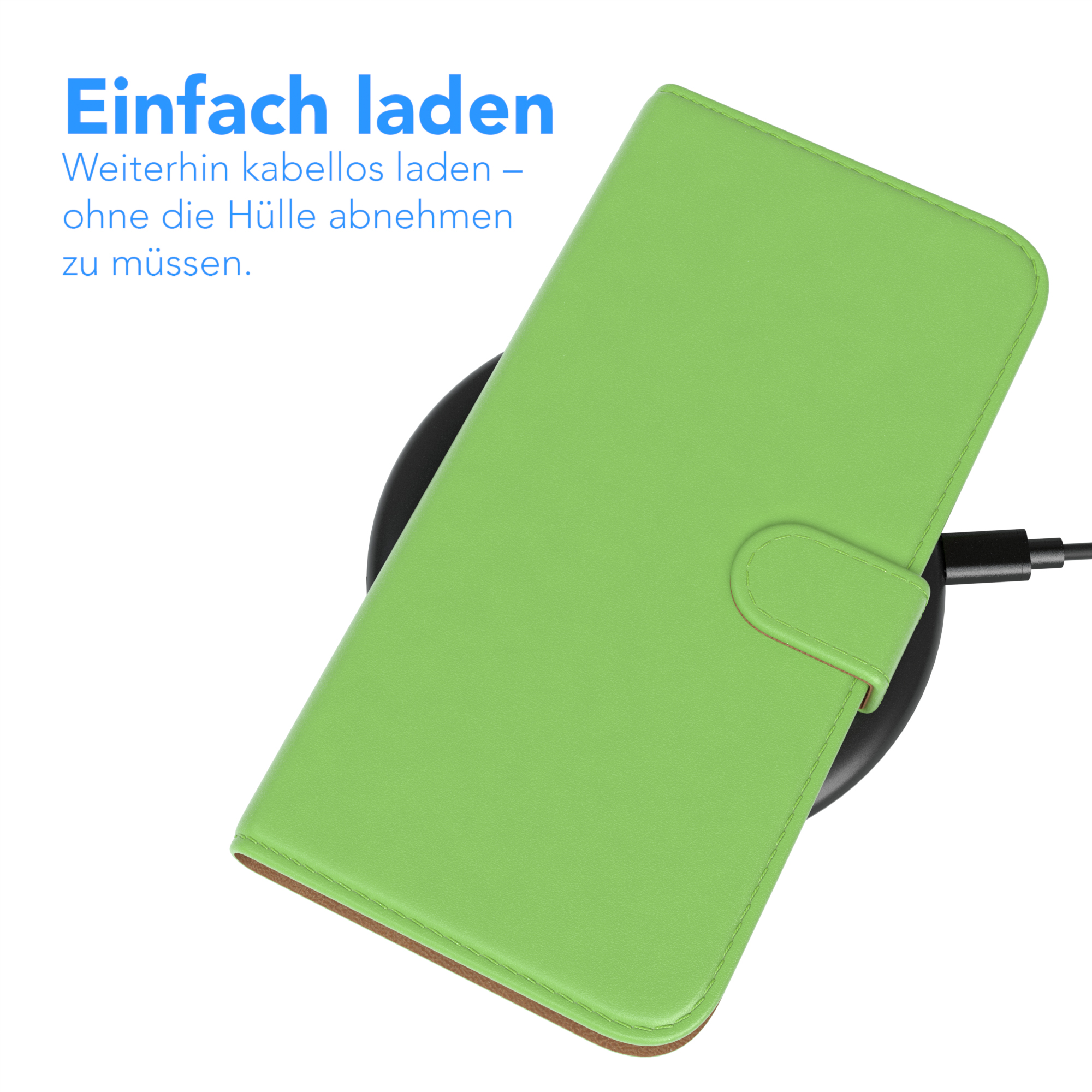 Eine grüne Handyhülle auf einem kabellosen Ladepad. Ein schwarzes Kabel ist mit dem Pad verbunden.