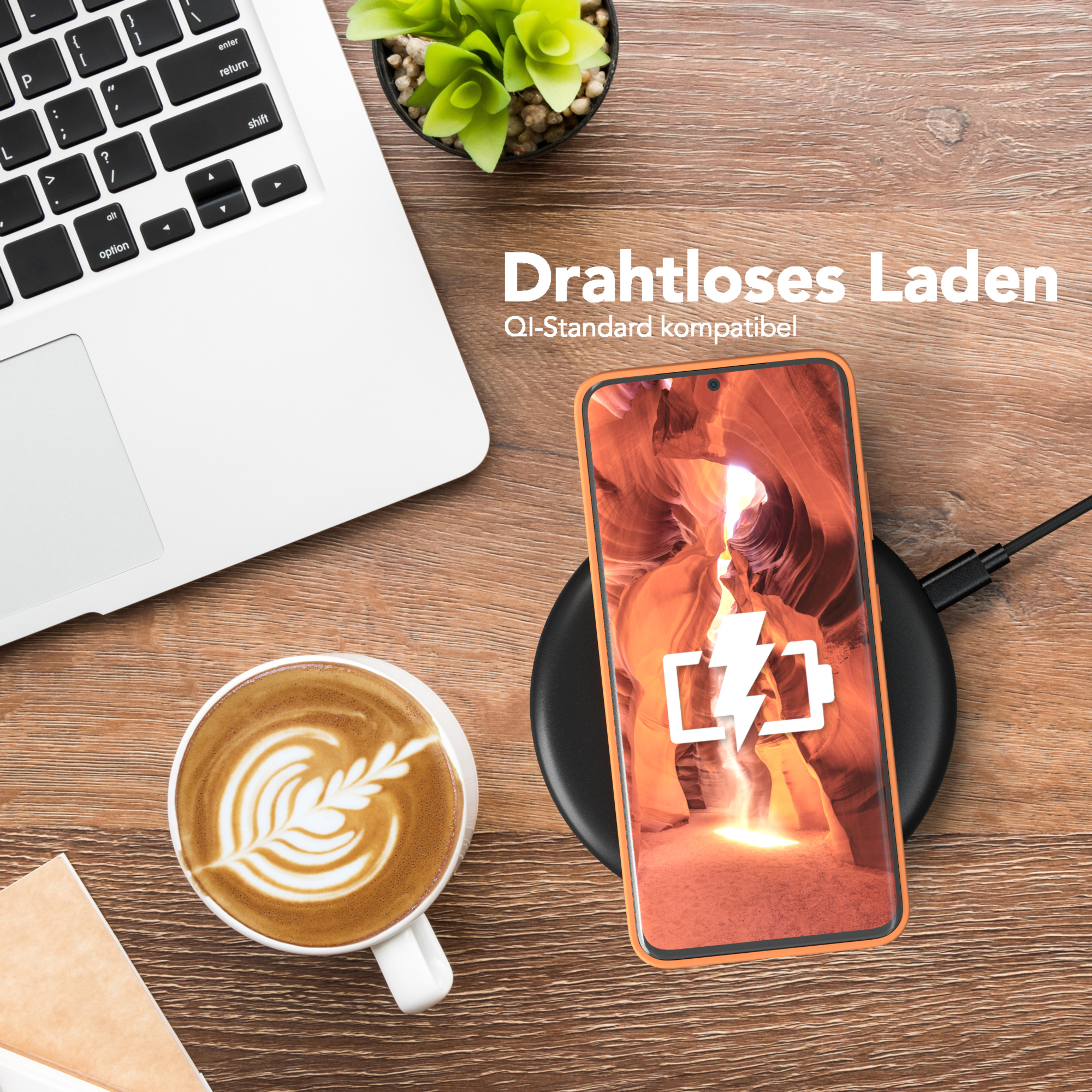 Orangefarbenes Telefon auf einem kabellosen Ladegerät mit Canyon-Bild auf dem Bildschirm.
