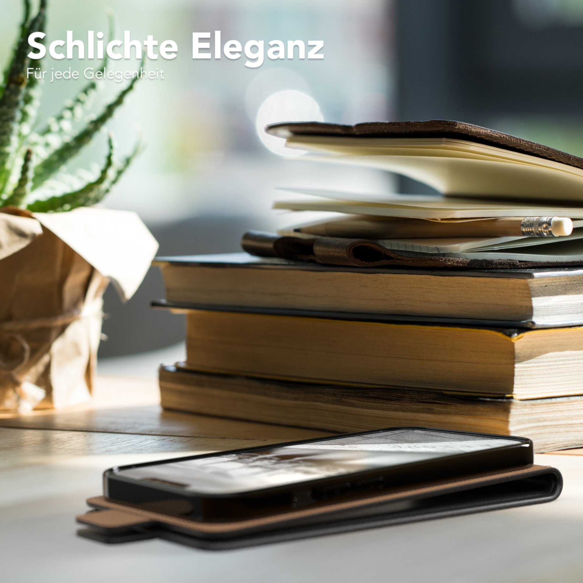 Eine Handyhülle liegt offen auf einem Tisch mit Büchern und einer Pflanze. Die Szene deutet auf Einfachheit und Eleganz hin.
