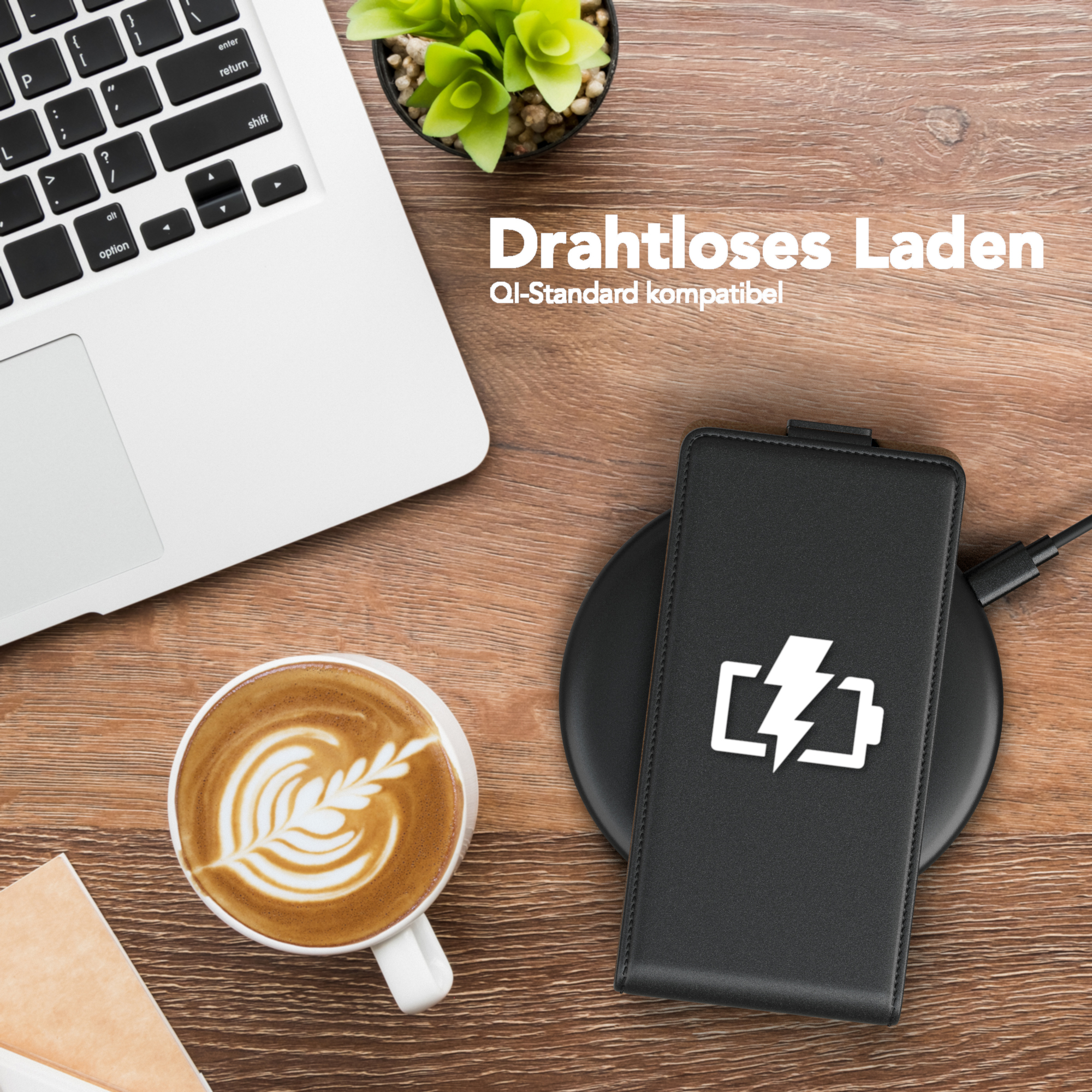 Laptop, Kaffee, Handyhülle auf kabellosem Ladegerät auf Holztisch.