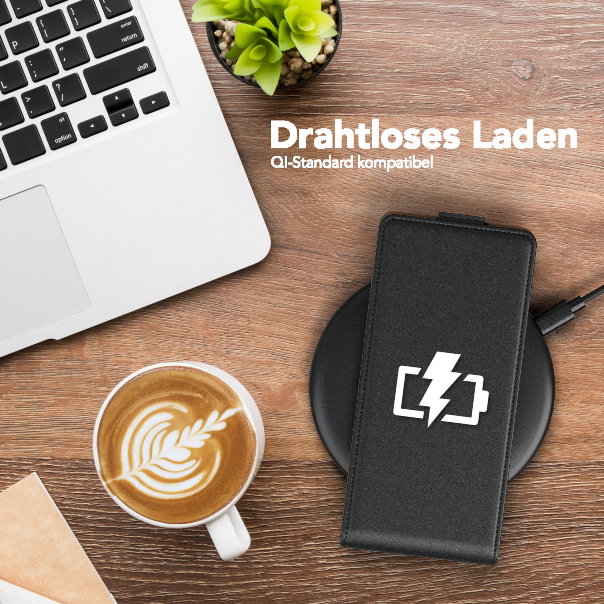 Kabelloses Ladegerät mit Telefon und Hülle. Latte Art Kaffee und Laptop auf Holzschreibtisch.