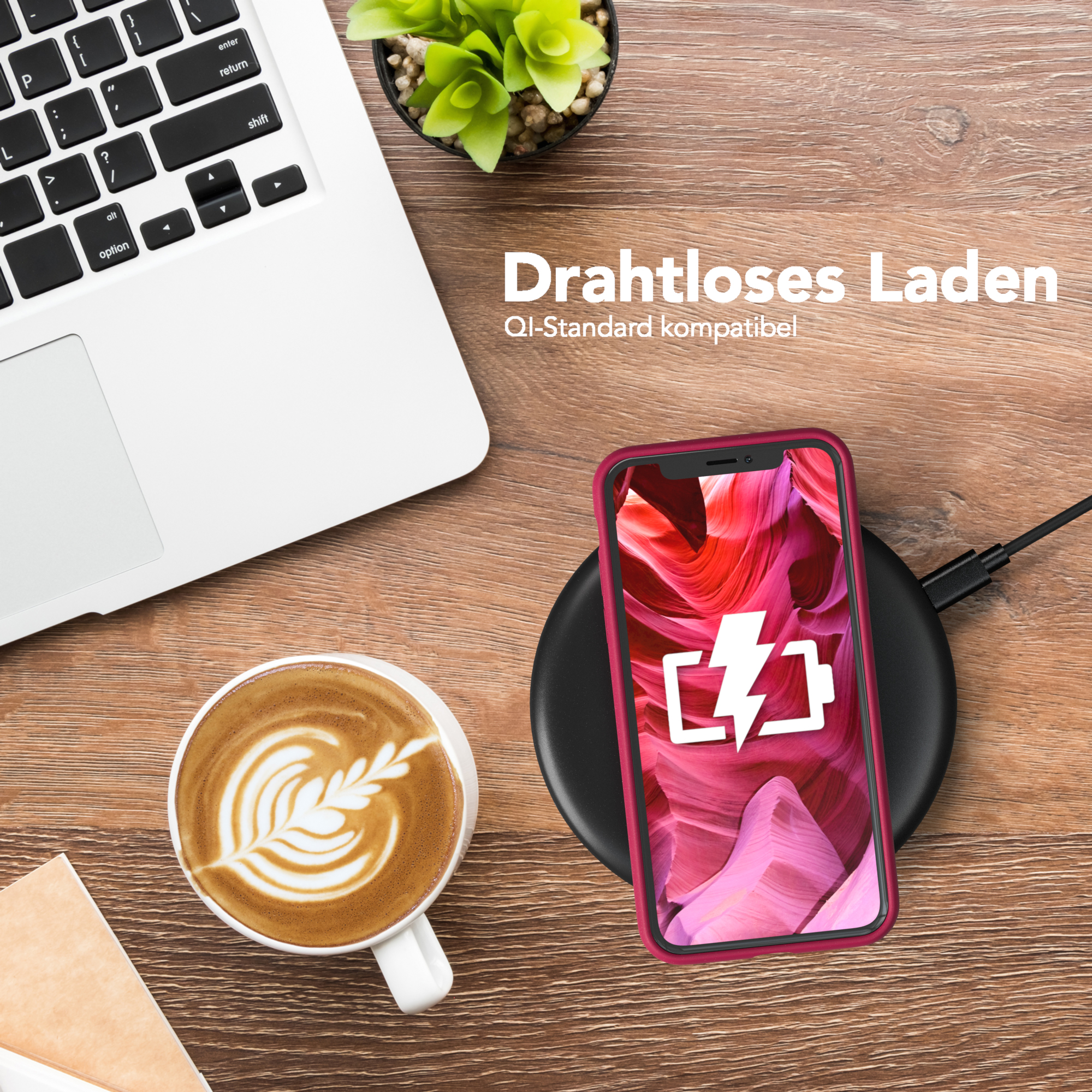 Telefon lädt kabellos; Laptop und Kaffeetasse auf Holzoberfläche.