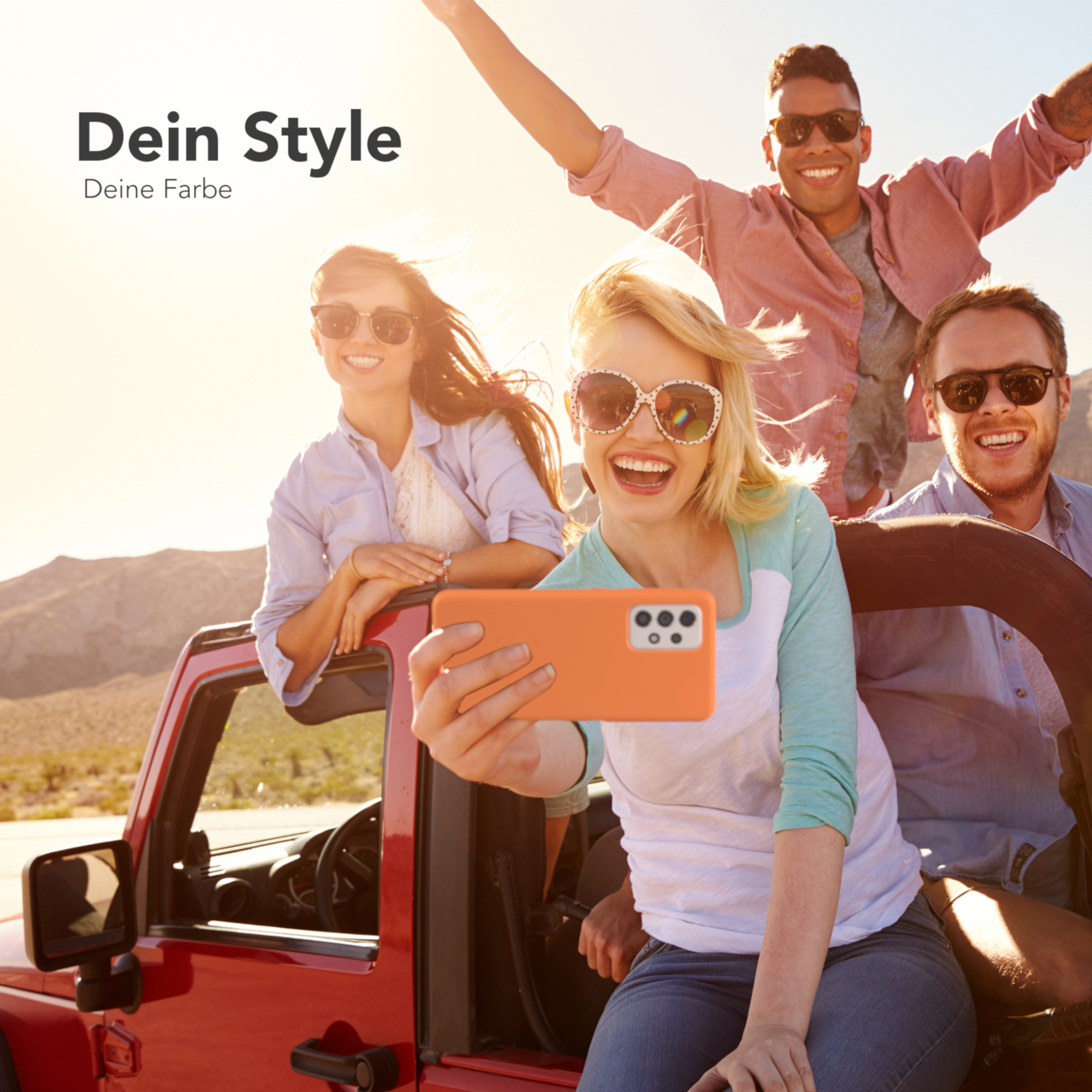 Eine Gruppe Freunde macht ein Selfie. Sie sind in einem roten Jeep. Die Sonne scheint.