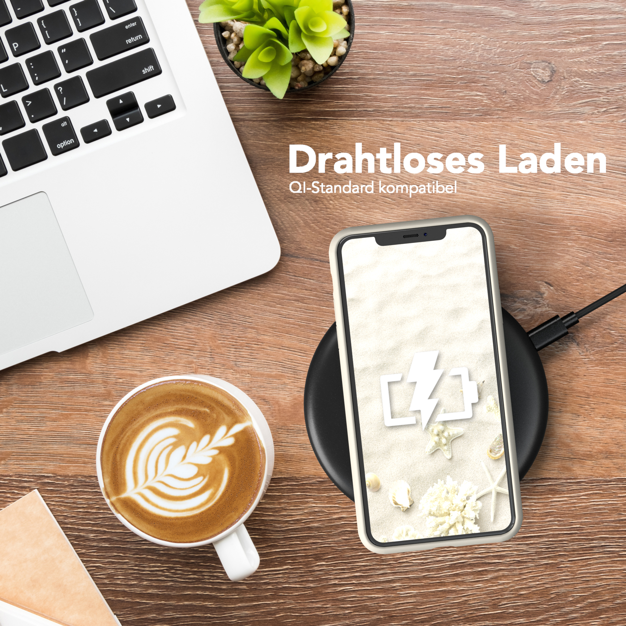 Laptop, Kaffee, kleine Pflanze und Telefon, das auf einem kabellosen Ladegerät lädt, mit Strand-Symbol.
