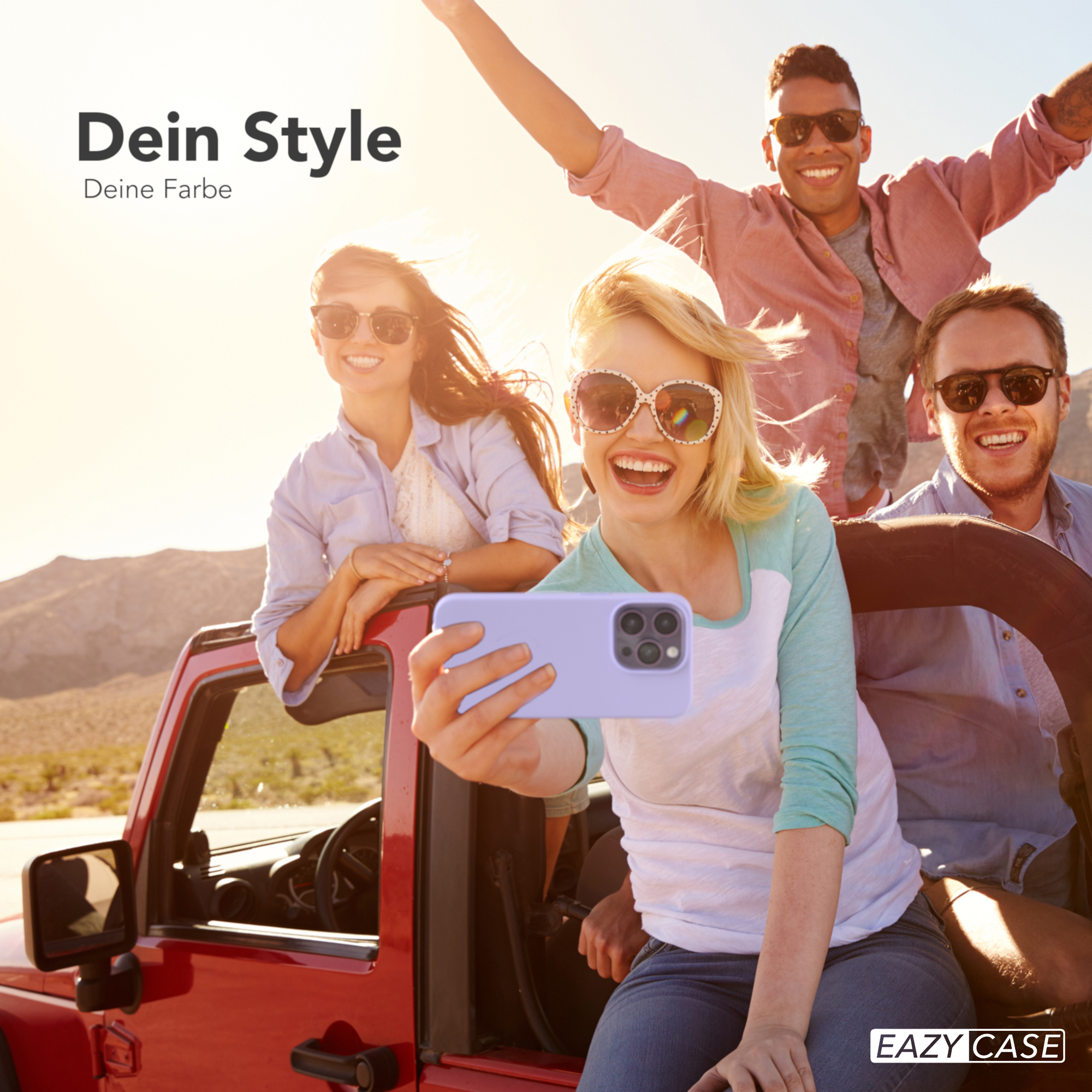 Freundesgruppe in einem roten Jeep macht Selfie mit einer lila Handyhülle.