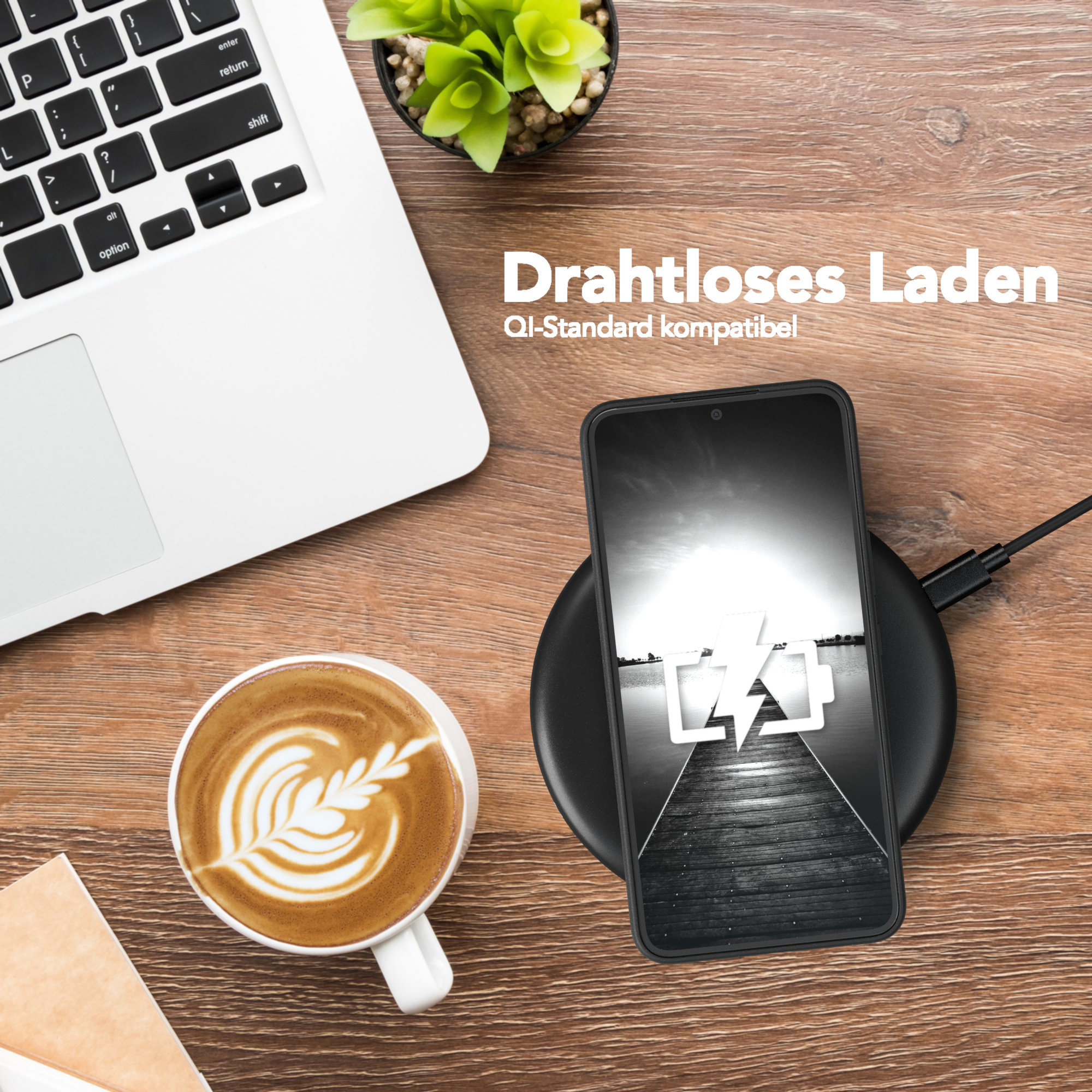 Telefon auf Ladegerät, Kaffee und Laptop auf Holzschreibtisch. Kabelloses Laden.