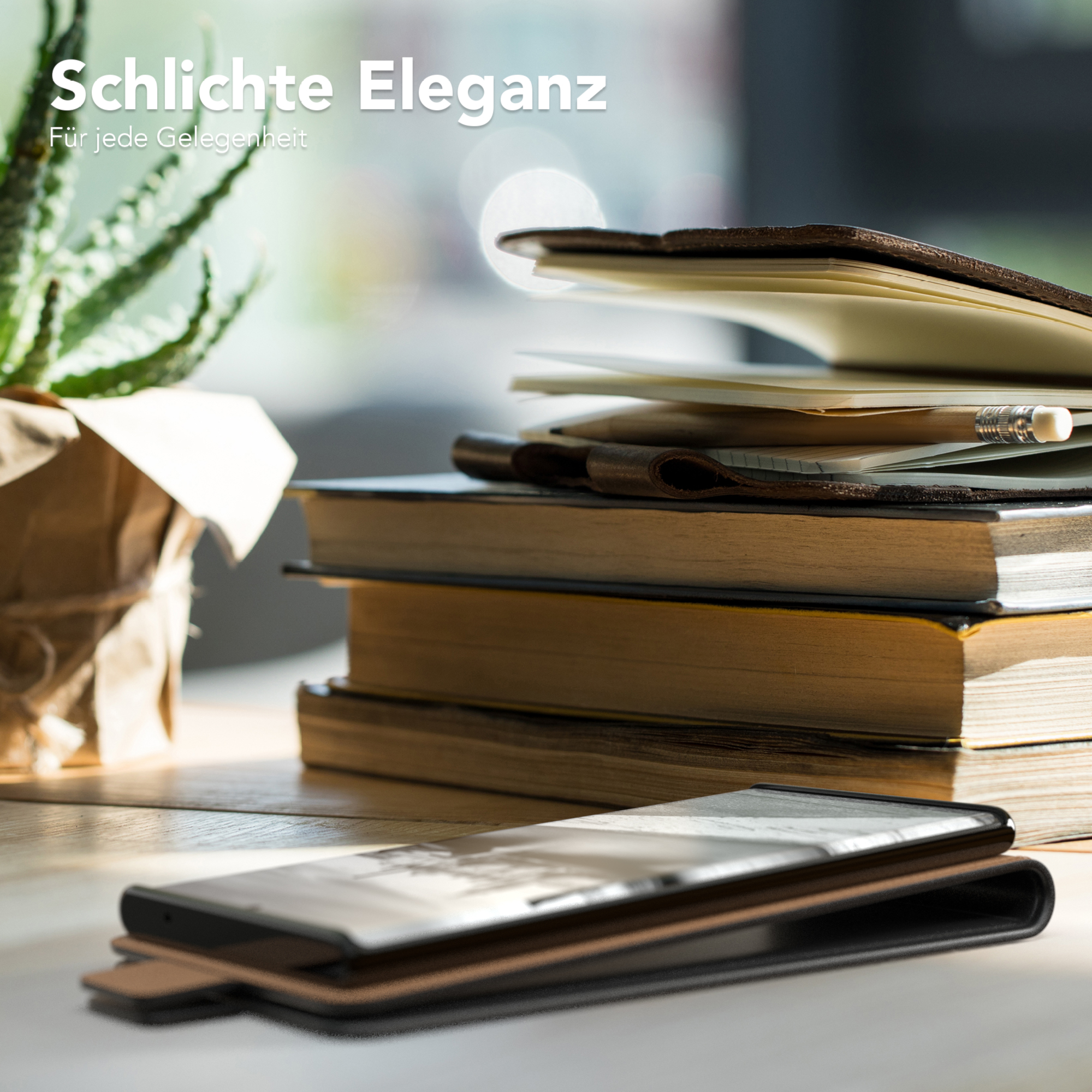 Bücher und ein offenes Notizbuch auf einem Tisch mit einer kleinen Pflanze. Die Szene hat warmes, natürliches Licht.