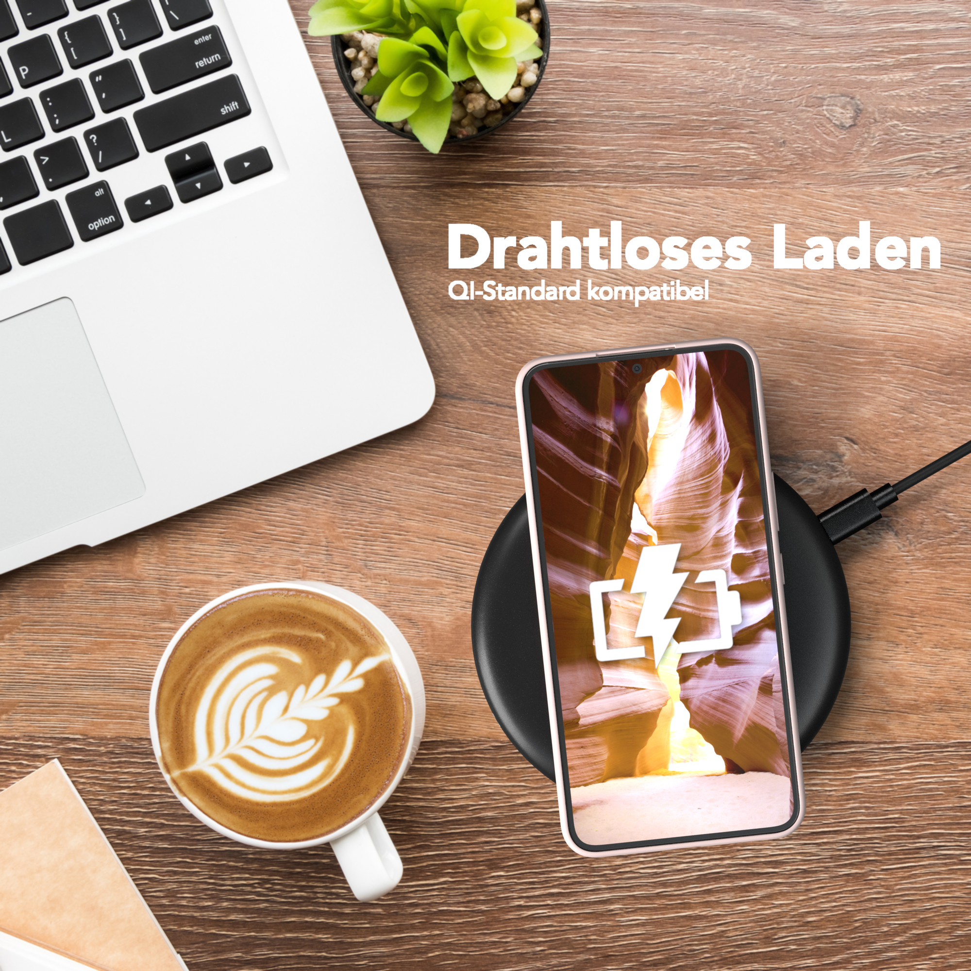 Laptop, Kaffee mit Latte Art und Telefon auf Ladepad. Text: kabelloses Laden.