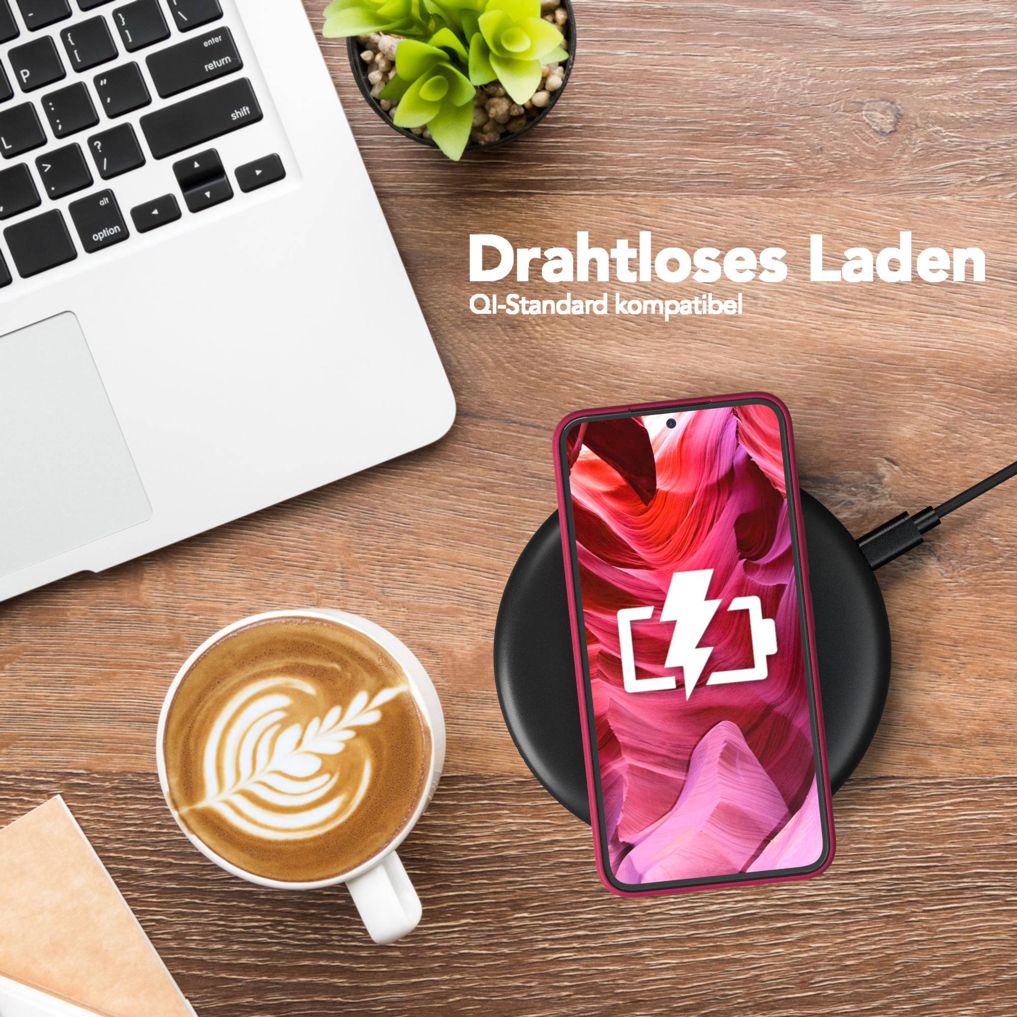 Telefon mit roter Hülle wird kabellos aufgeladen. Links ein weißer Becher mit Latte Art.
