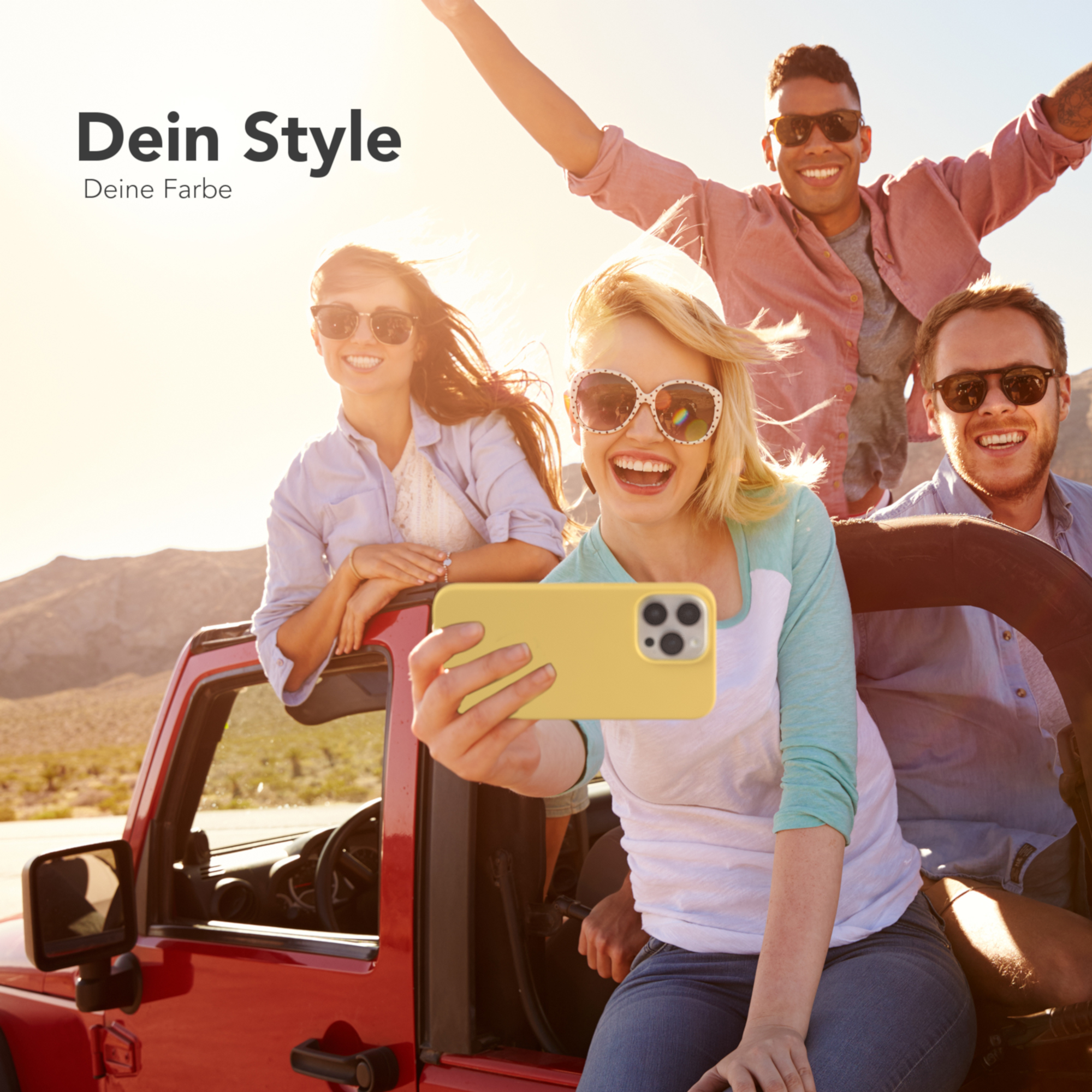 Leute machen ein Selfie mit einer gelben Handyhülle in einem roten Jeep.
