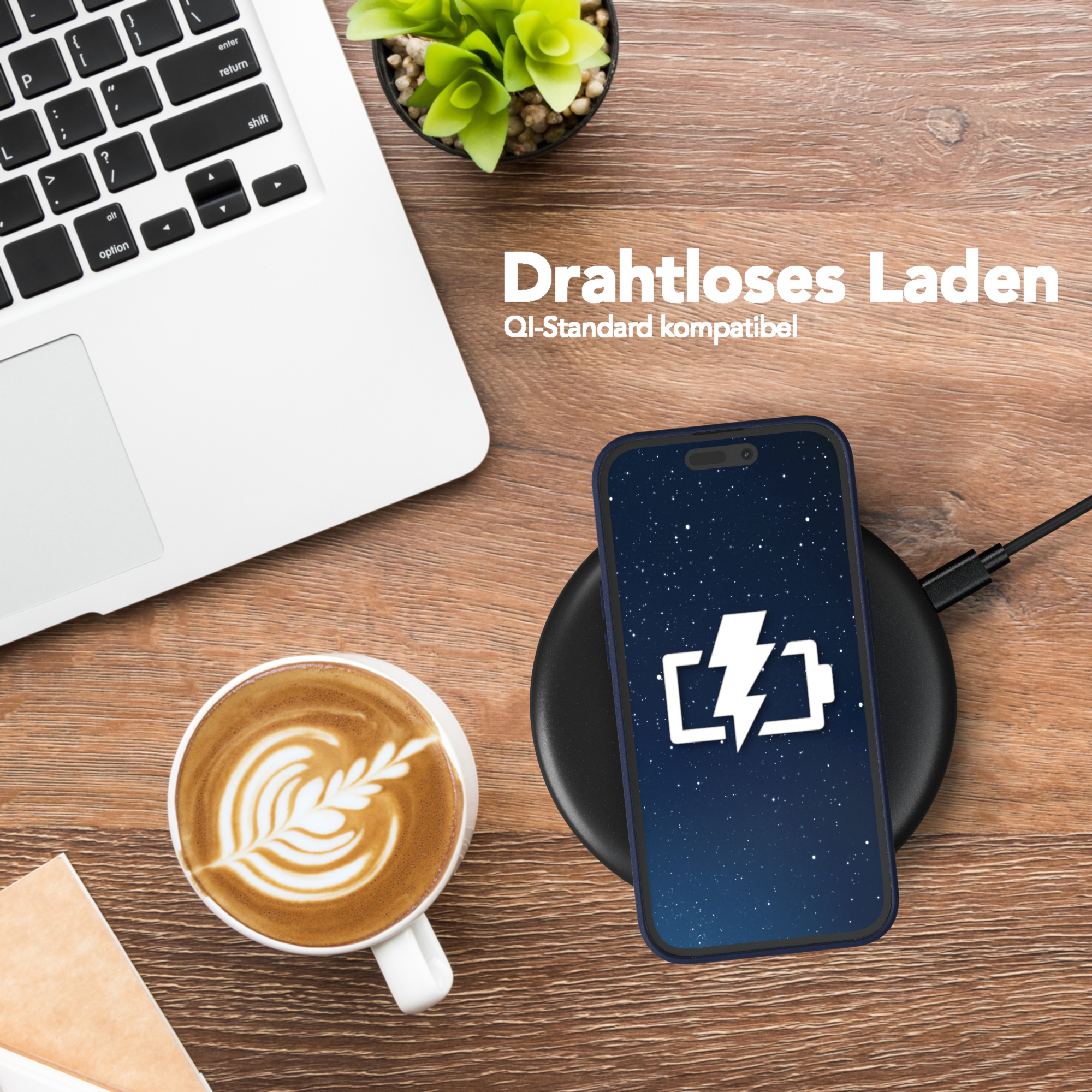 Telefon, das drahtlos auf einem Pad geladen wird. Kaffee und Laptop auf einem Holztisch. Draufsicht.