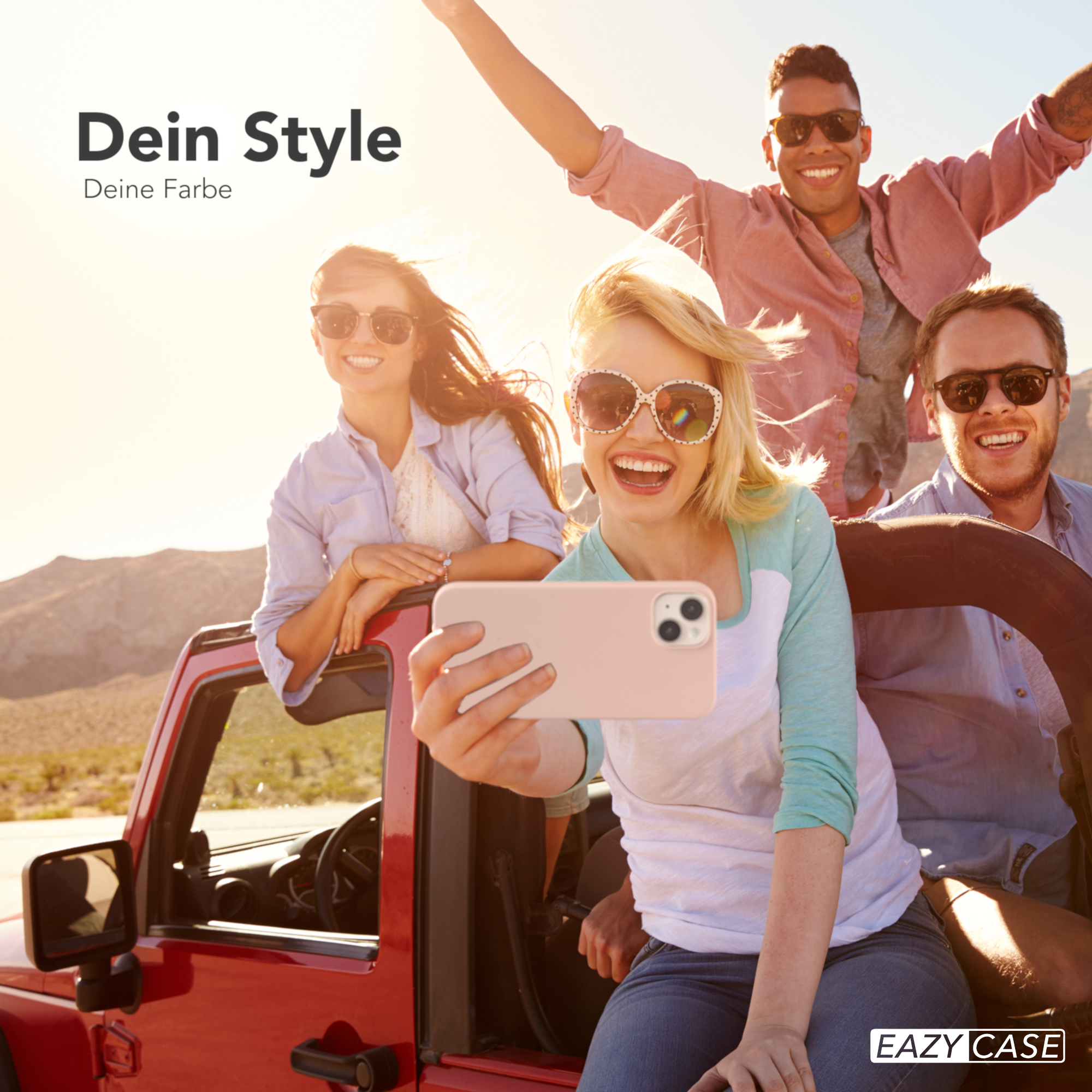 Vier Personen in einem roten Jeep machen ein Selfie mit einer rosa Handyhülle, sonniger Hintergrund.