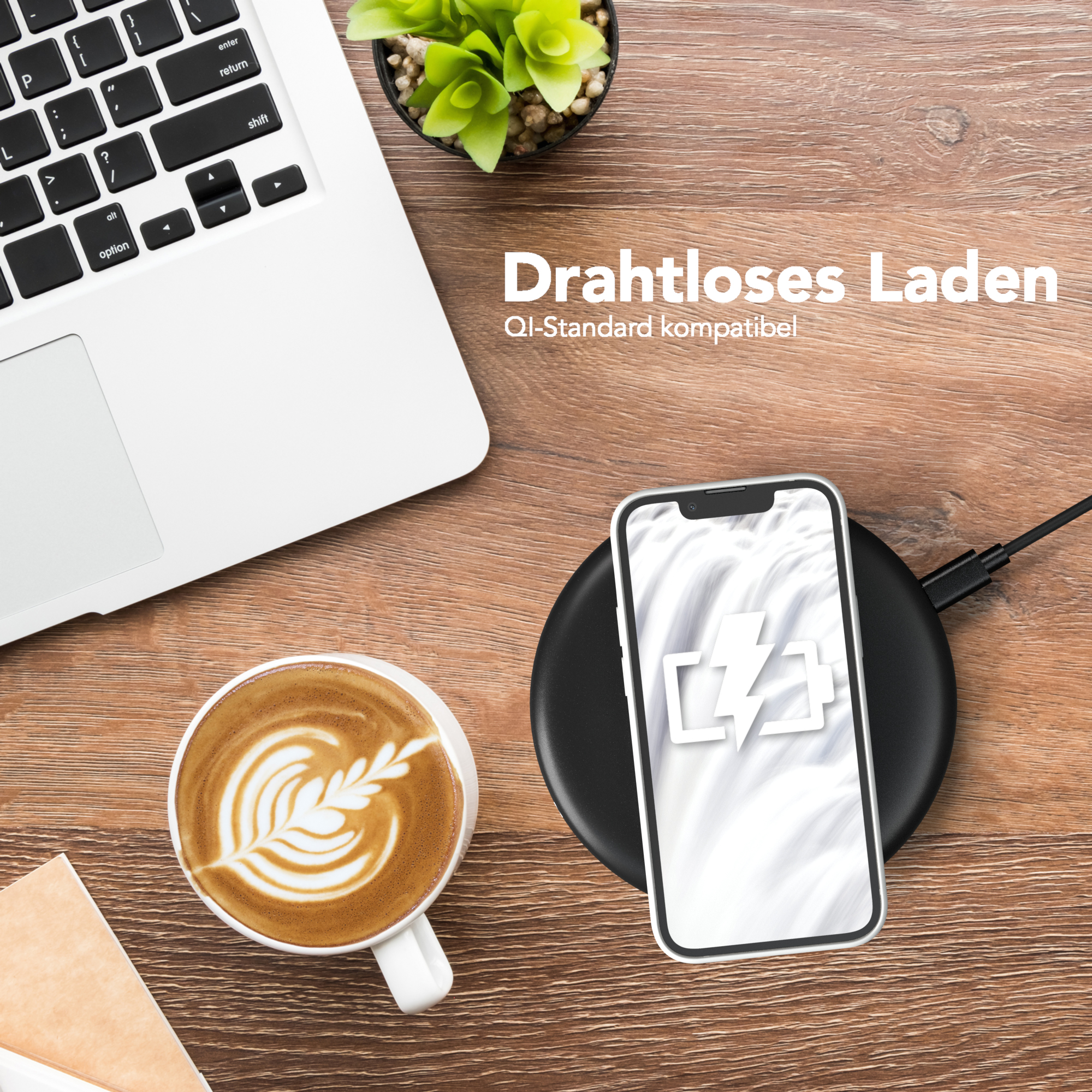 Laptop, Kaffee, Telefon auf kabellosem Ladegerät, auf Holztisch. Text: Kabelloses Laden.