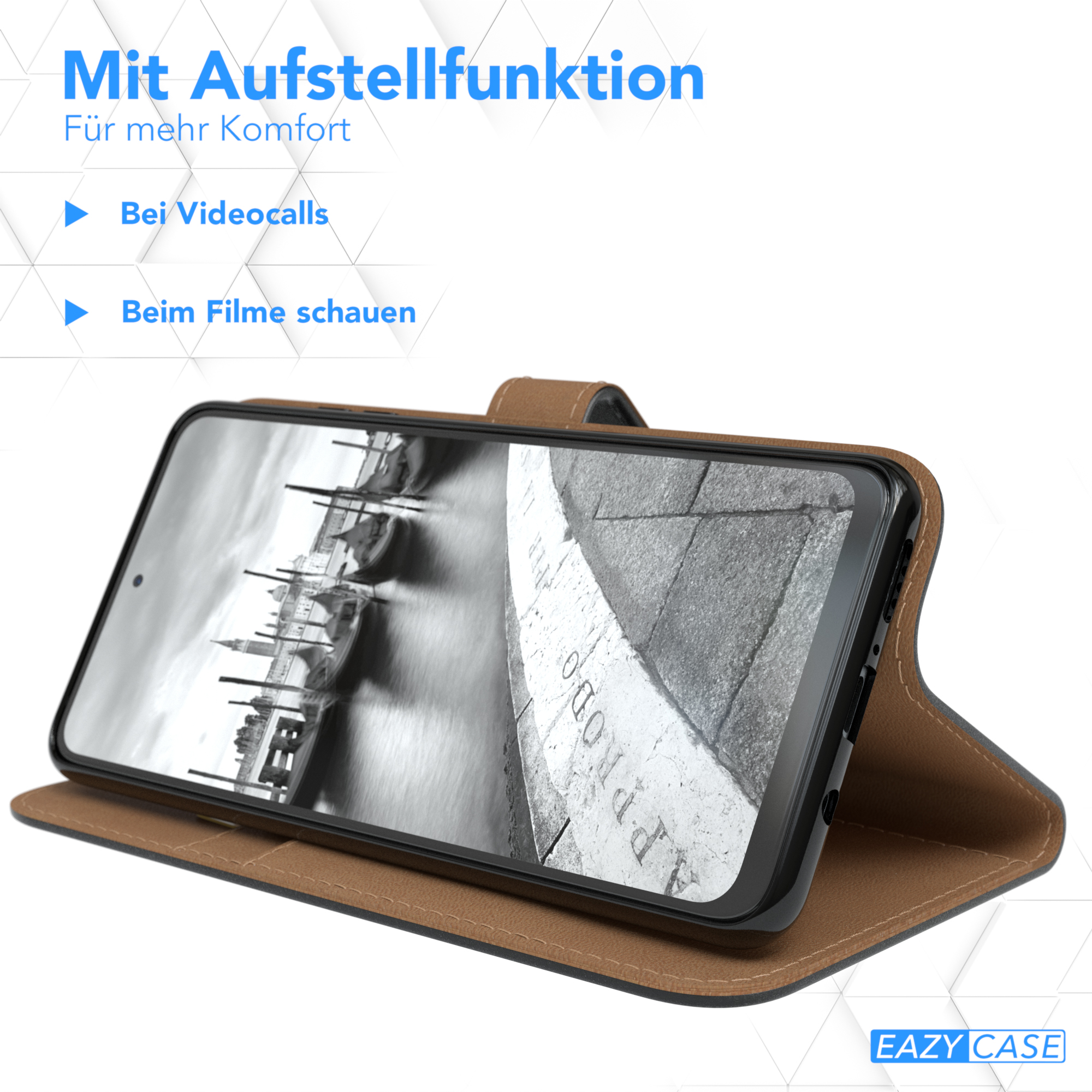Telefon in brauner Hülle, offen, aufgestellt. Auf weißer Oberfläche. Für Videoanrufe.