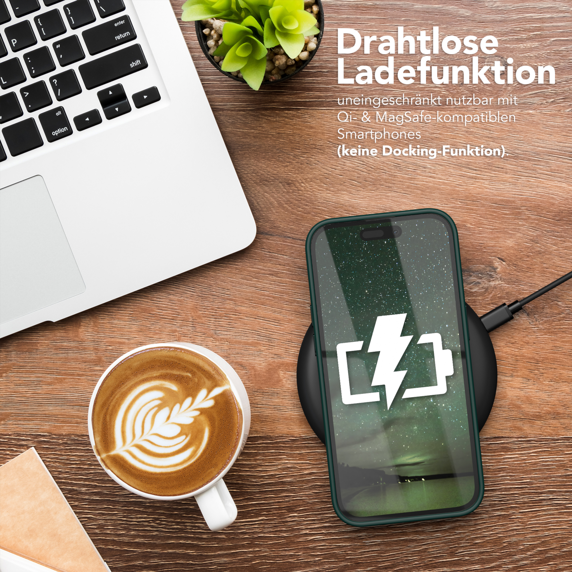 Laptop, Kaffeetasse, kleine Pflanze und Telefon, das auf einem kabellosen Ladegerät lädt.