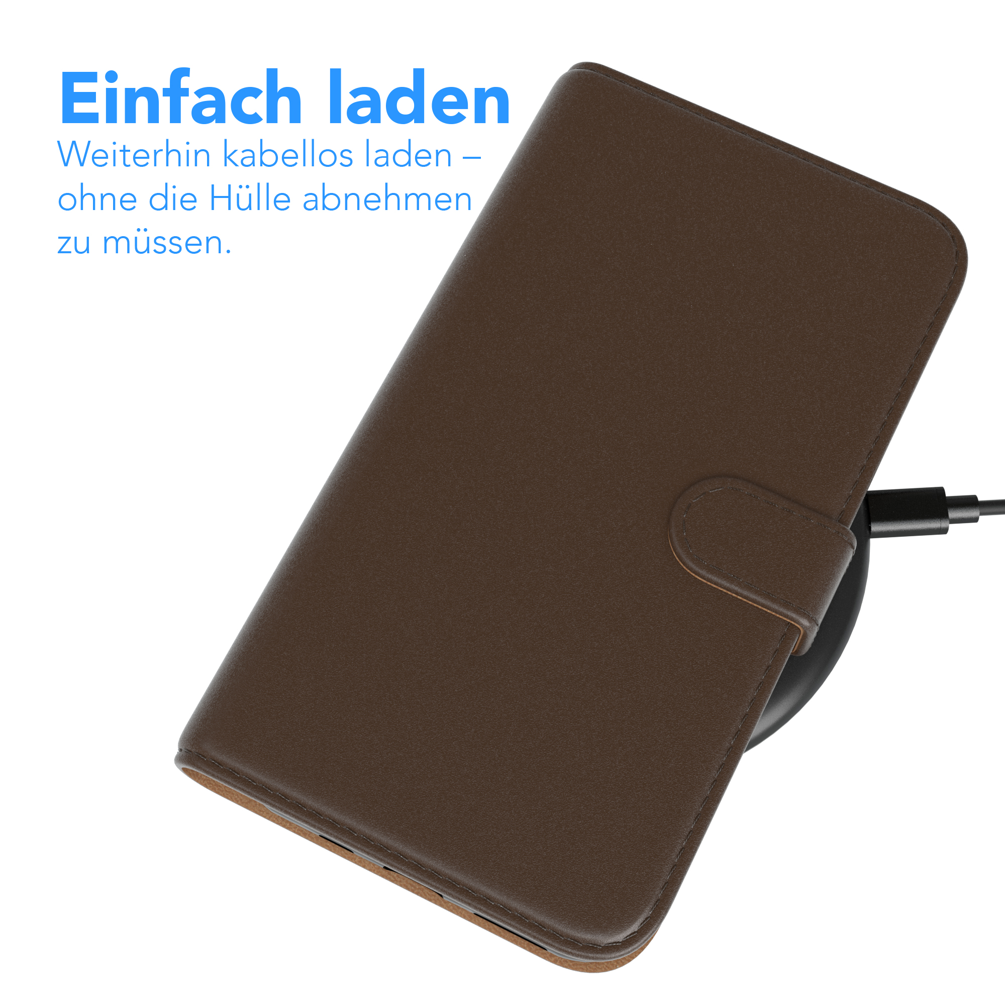 Braune Handyhülle auf einem kabellosen Ladegerät. Das Telefon befindet sich im Inneren.