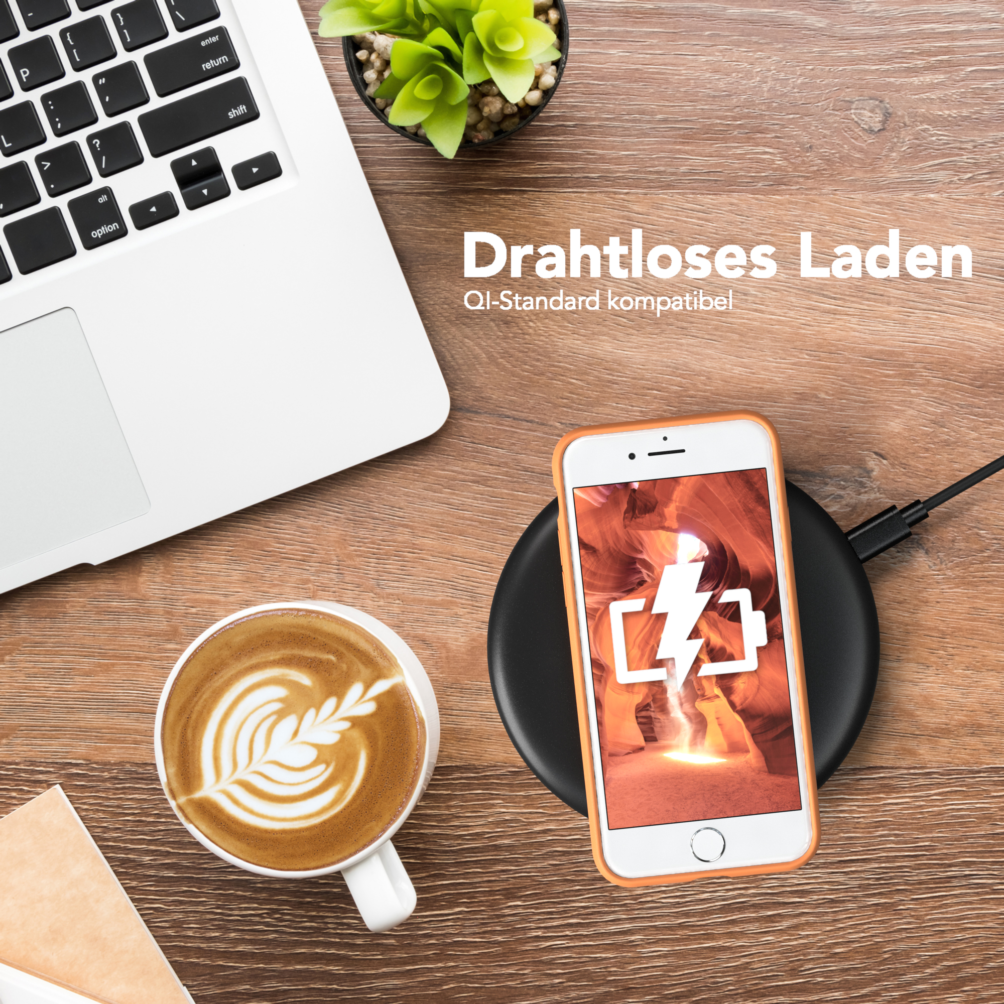 Laptop, Kaffee, Telefon auf kabellosem Ladegerät auf Holztisch.