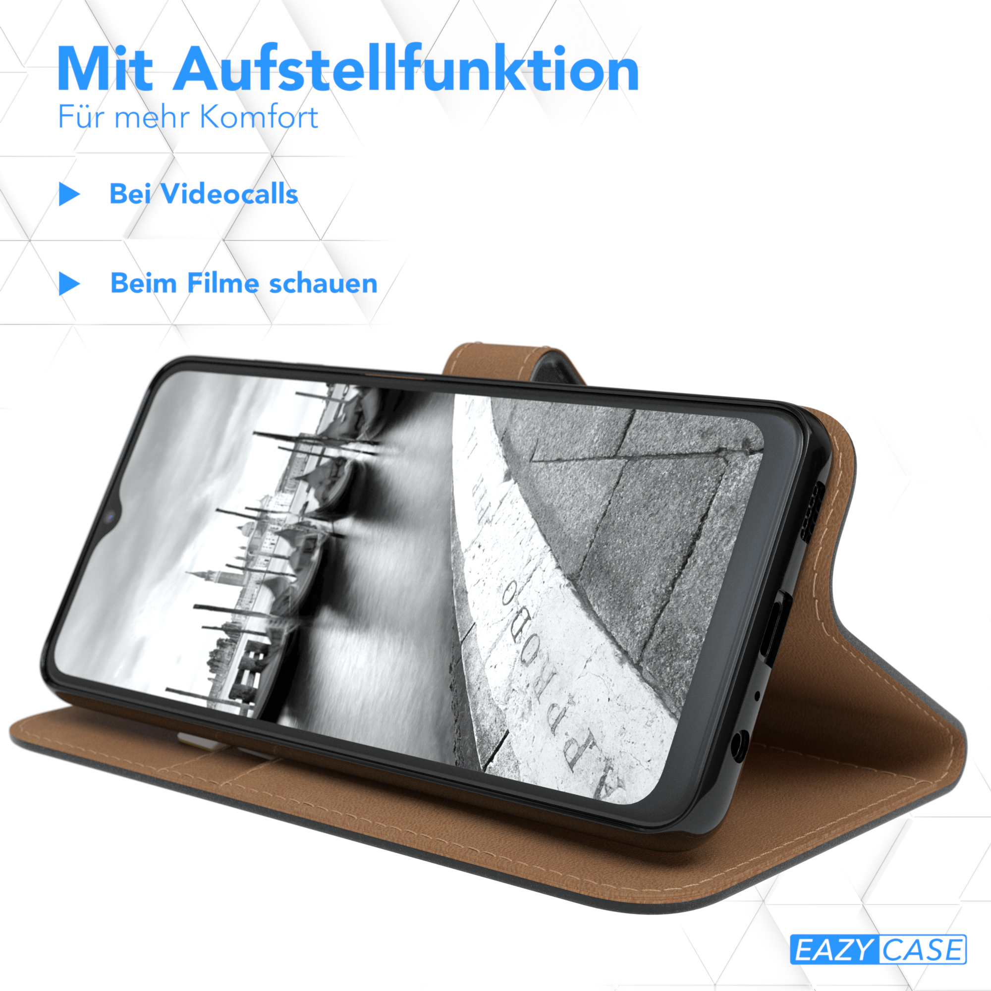 Eine braune Handyhülle hält ein Telefon, das nach oben geneigt ist. Der Bildschirm zeigt eine Stadt.