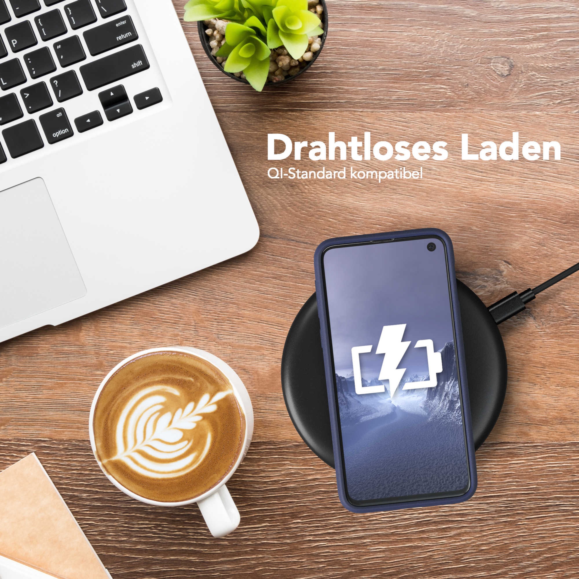 Laptop, Kaffee und Telefon auf dem Schreibtisch. Telefon lädt kabellos. Text: Drahtloses Laden, QI-Standard kompatibel.