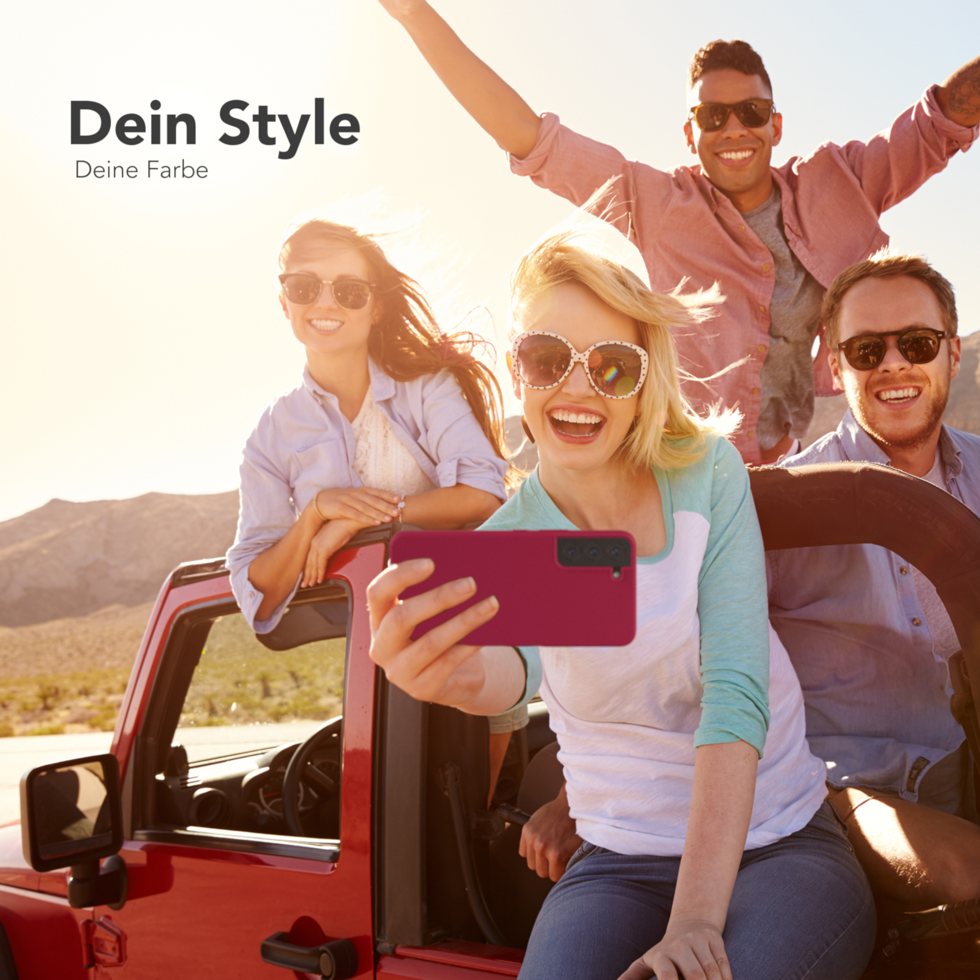 Vier Personen in einem roten Jeep machen ein Selfie mit einem Telefon in einer pinken Handyhülle.