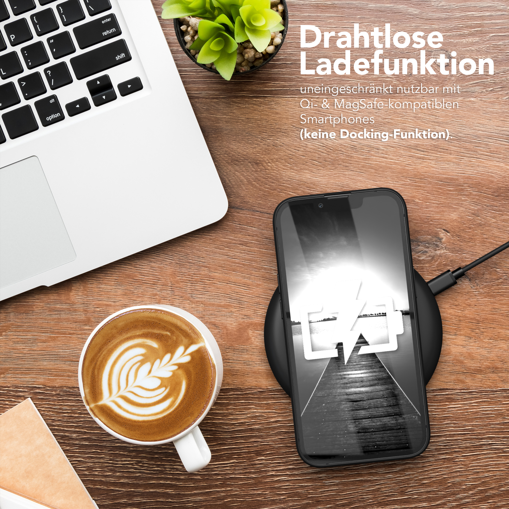 Laptop, eine Tasse Kaffee und ein Telefon auf einem kabellosen Ladegerät.