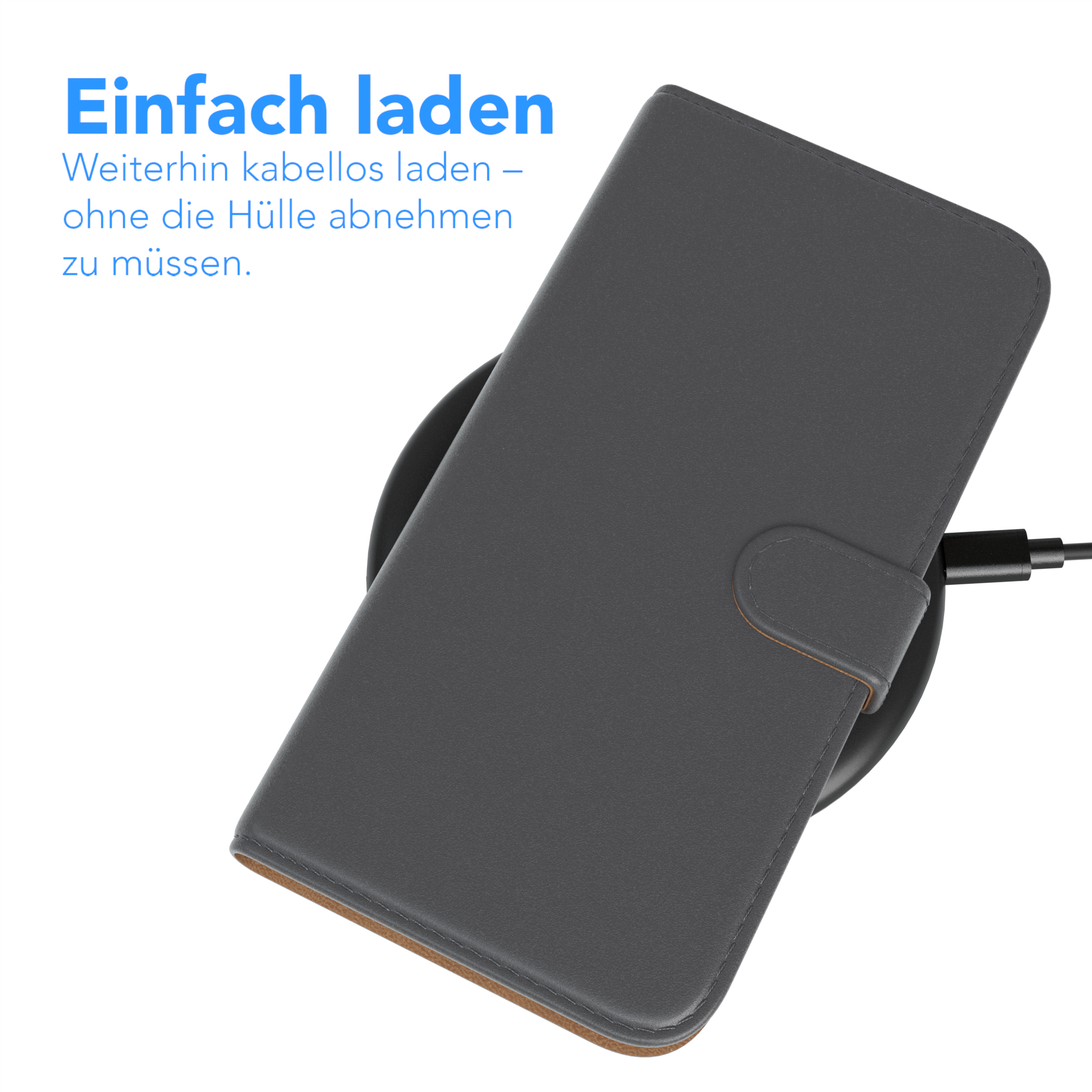 Telefonhülle wird kabellos aufgeladen. Das Ladegerät befindet sich auf dem Schreibtisch.