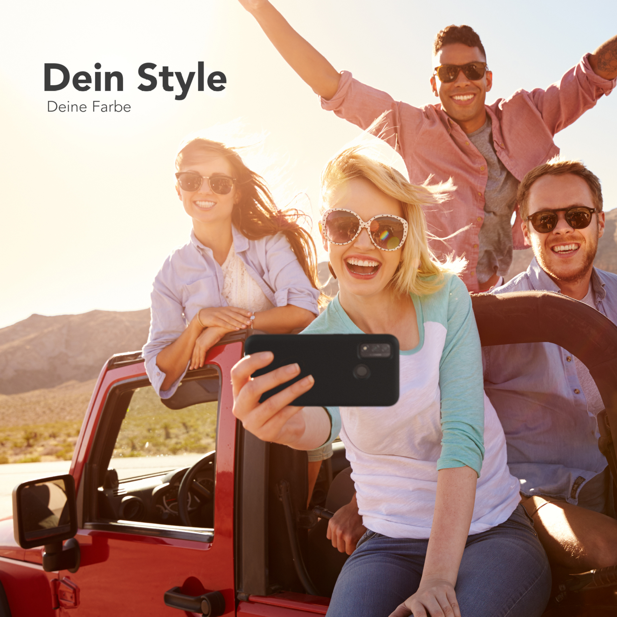 Vier Personen machen ein Selfie in einem roten Jeep. Handyhülle in der Hand. Text: Dein Style.