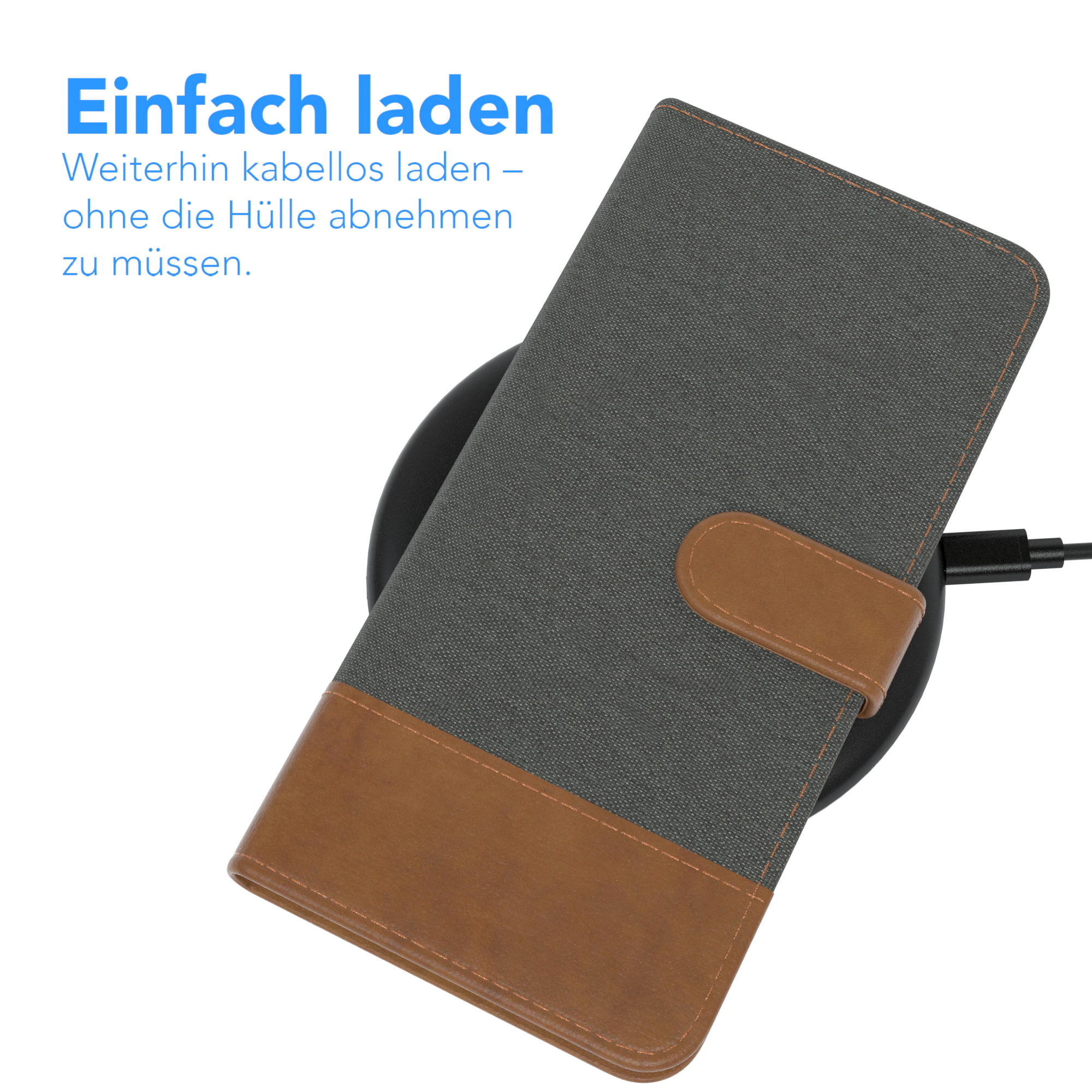Telefon in Hülle, kabellos ladend. Hülle dunkelgrau, mit braunem Lederboden. Schwarzes Ladegerät.