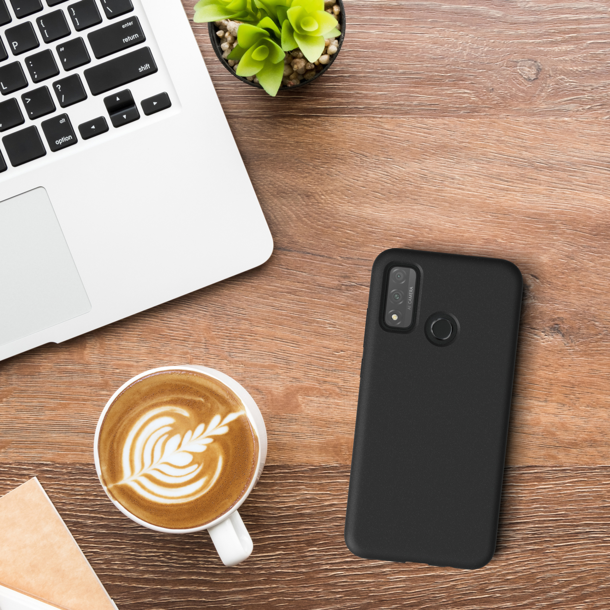 Laptop, Kaffee, schwarze Handyhülle auf einem Holztisch.
