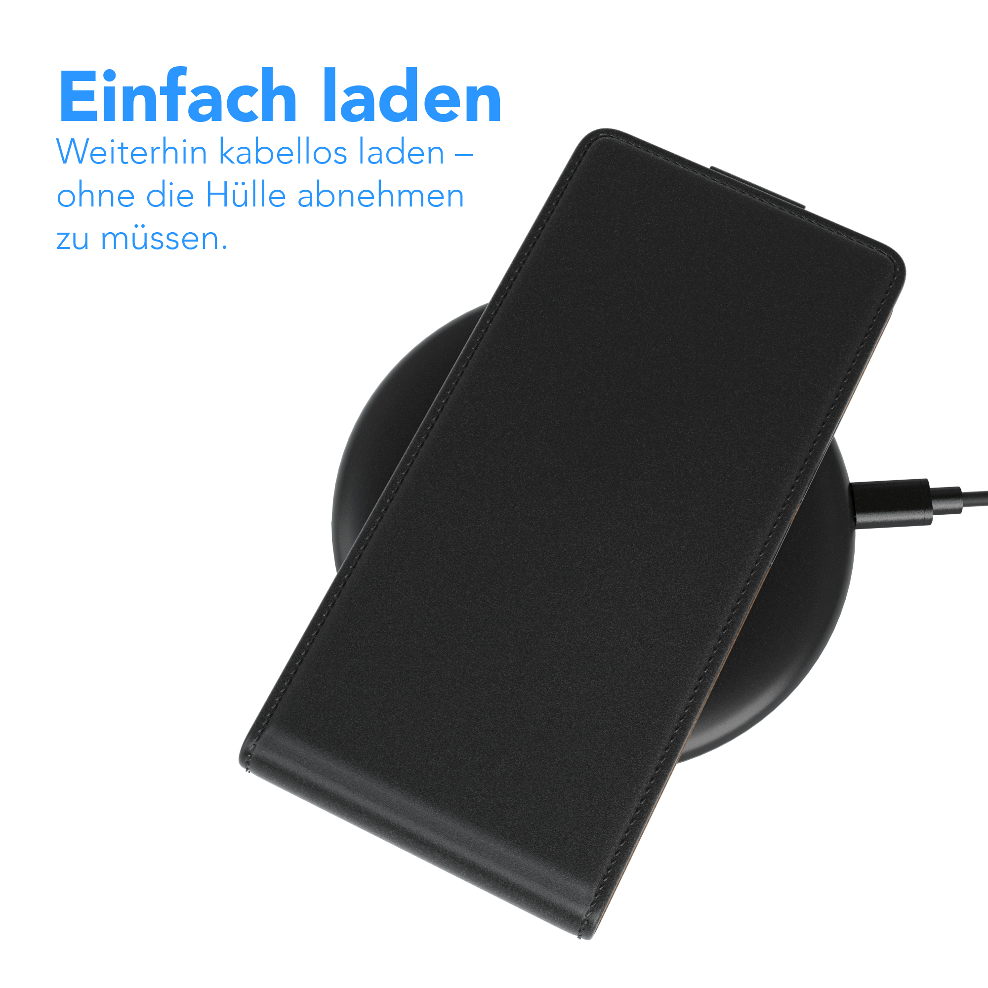 Ein Telefon in einer schwarzen Hülle, das auf einem kabellosen Ladegerät auf einem Holztisch geladen wird.