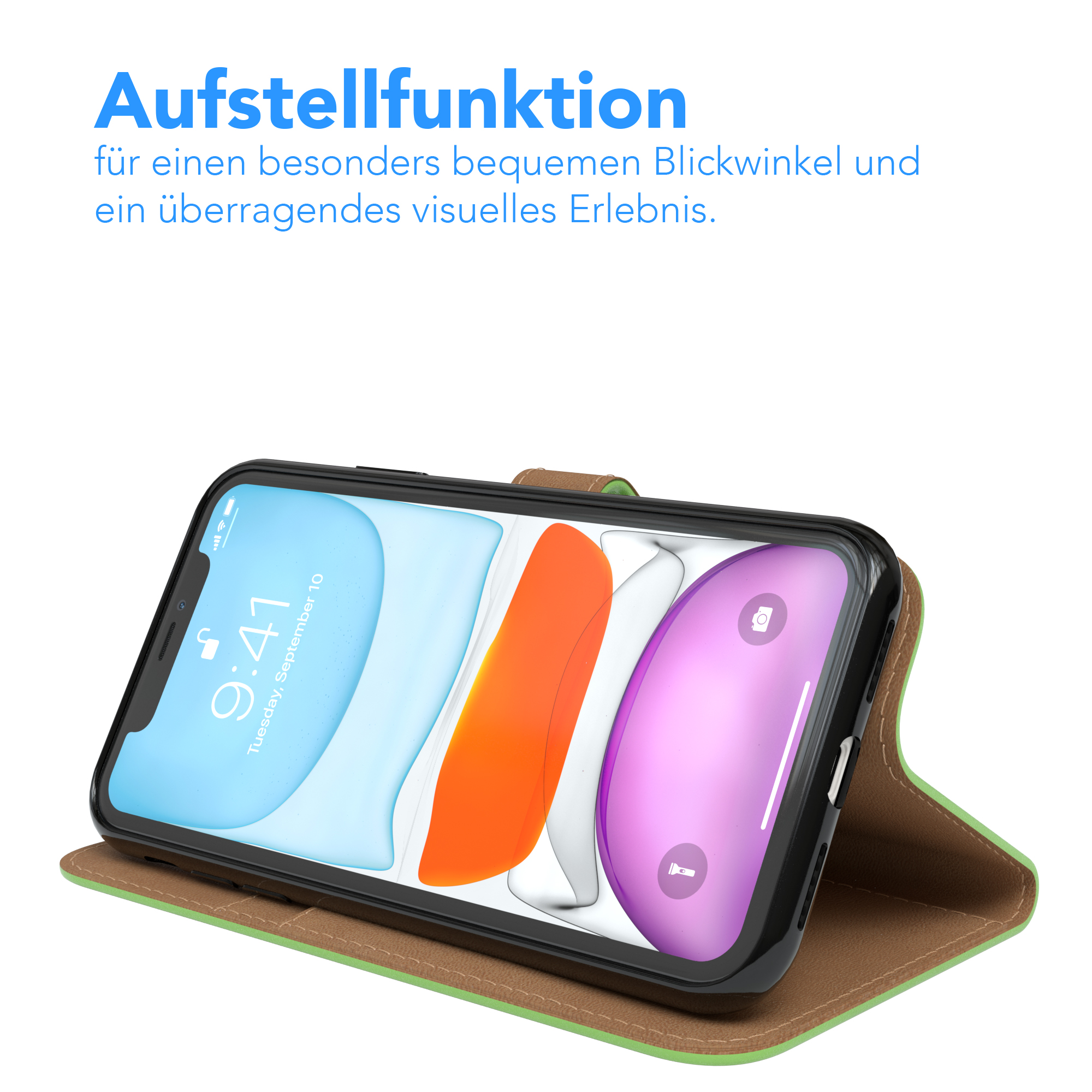 Smartphone in einer grün-braunen Folio-Hülle, die für bequemes Betrachten aufgestellt ist.